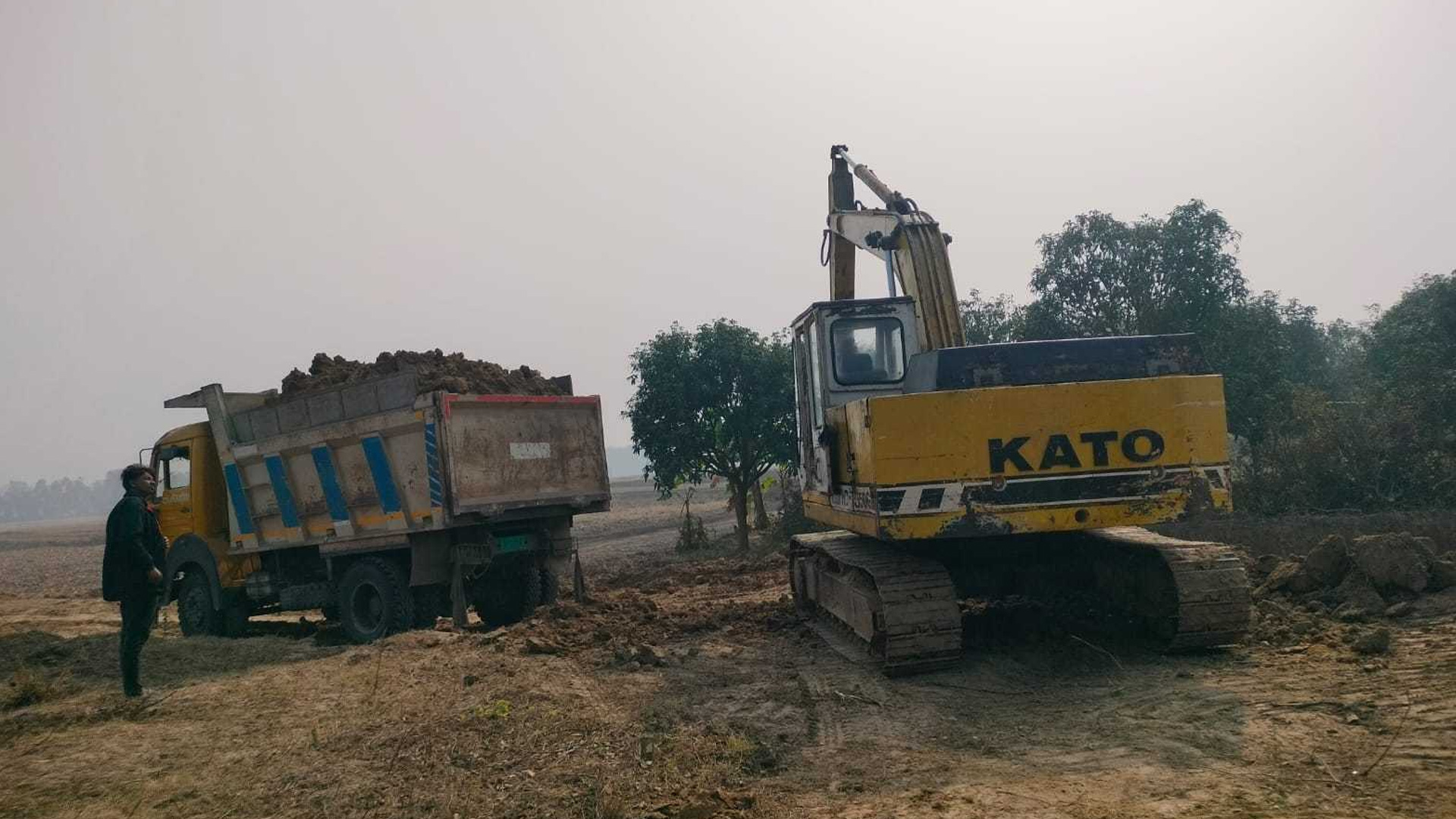 পাহাড় কাটার সময় প্রশাসনের অভিযান, যন্ত্রপাতি ফেলে পালালো ভূমিদস্যুরা