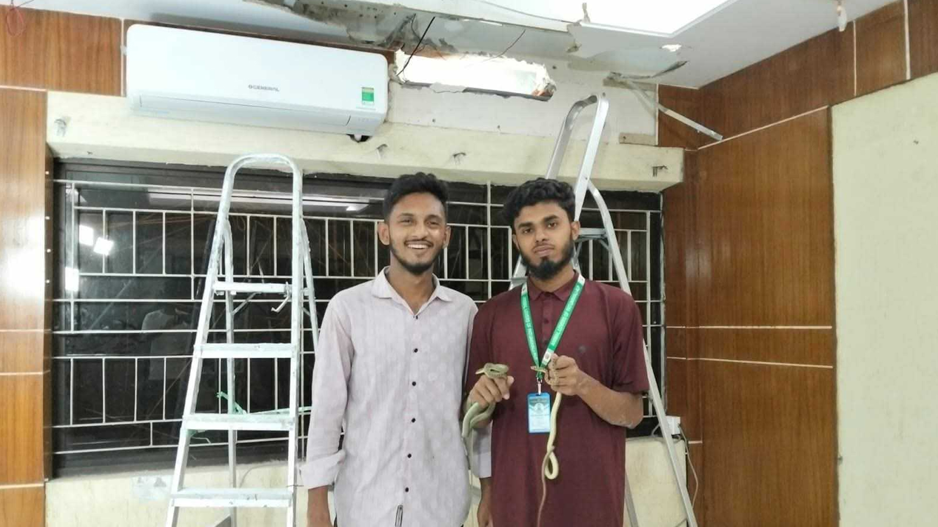 বরিশাল ডিআইজির কার্যালয় থেকে এক জোড়া কালনাগিনী সাপ উদ্ধার