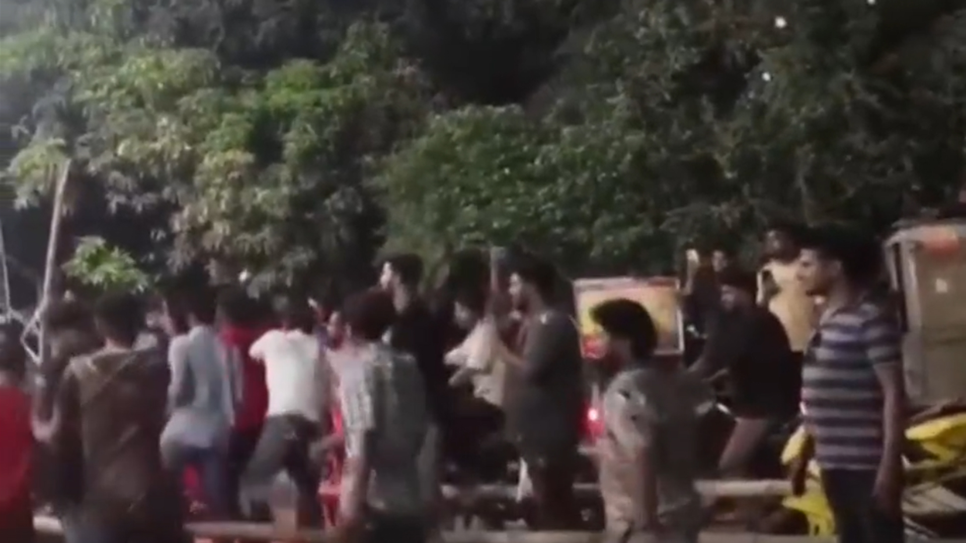 শ্রীনগরে ফিলিং স্টেশনে সংঘর্ষ