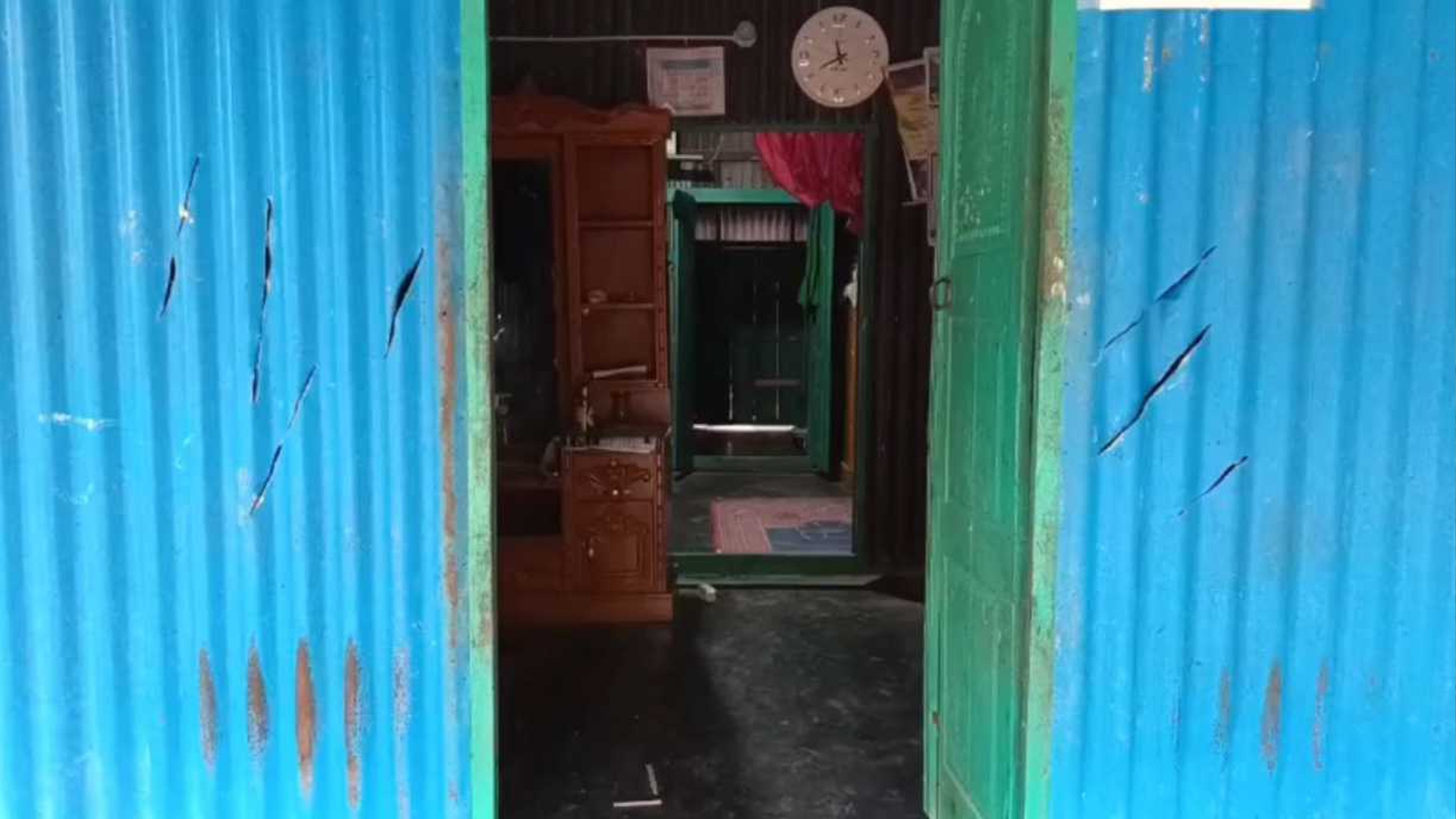 মাদারীপুরে সংঘর্ষ: সাংবাদিক ও ইউপি সদস্যের বাড়িতে ভাঙচুর