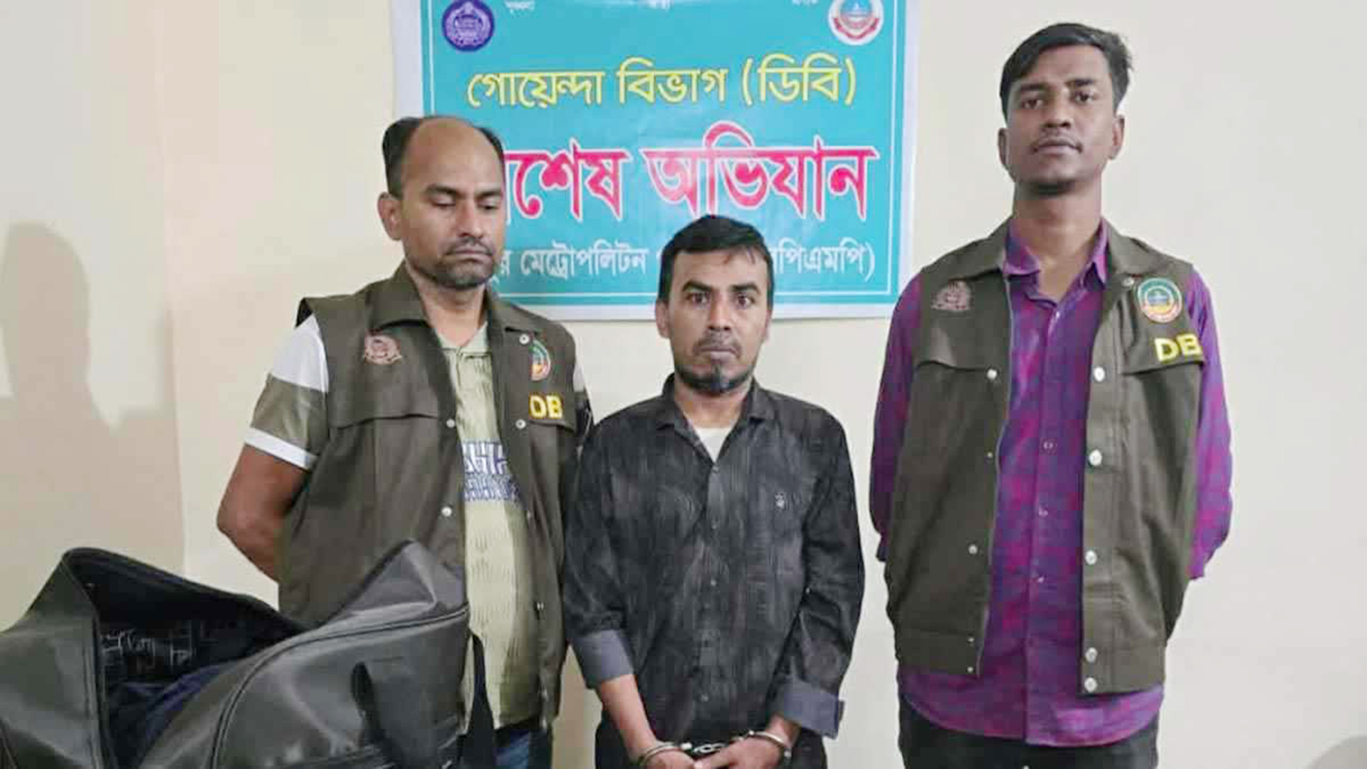 রংপুরে ৭২ বোতল ফেনসিডিলসহ স্বেচ্ছাসেবক দল নেতা গ্রেফতার, পরে বহিষ্কার