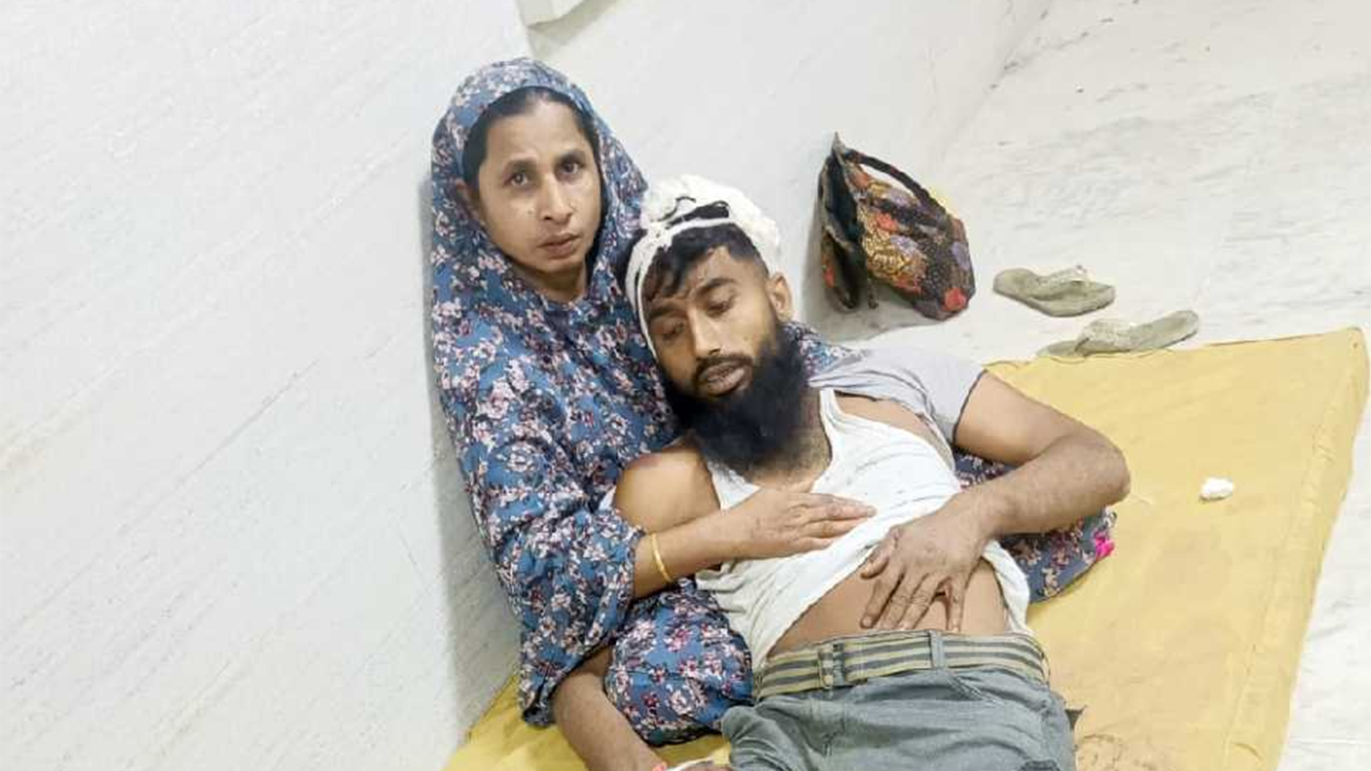 বগুড়ায় চাঁদাবাজির অভিযোগে যুবকের ২ পা ভেঙে দিলো গ্রামবাসী