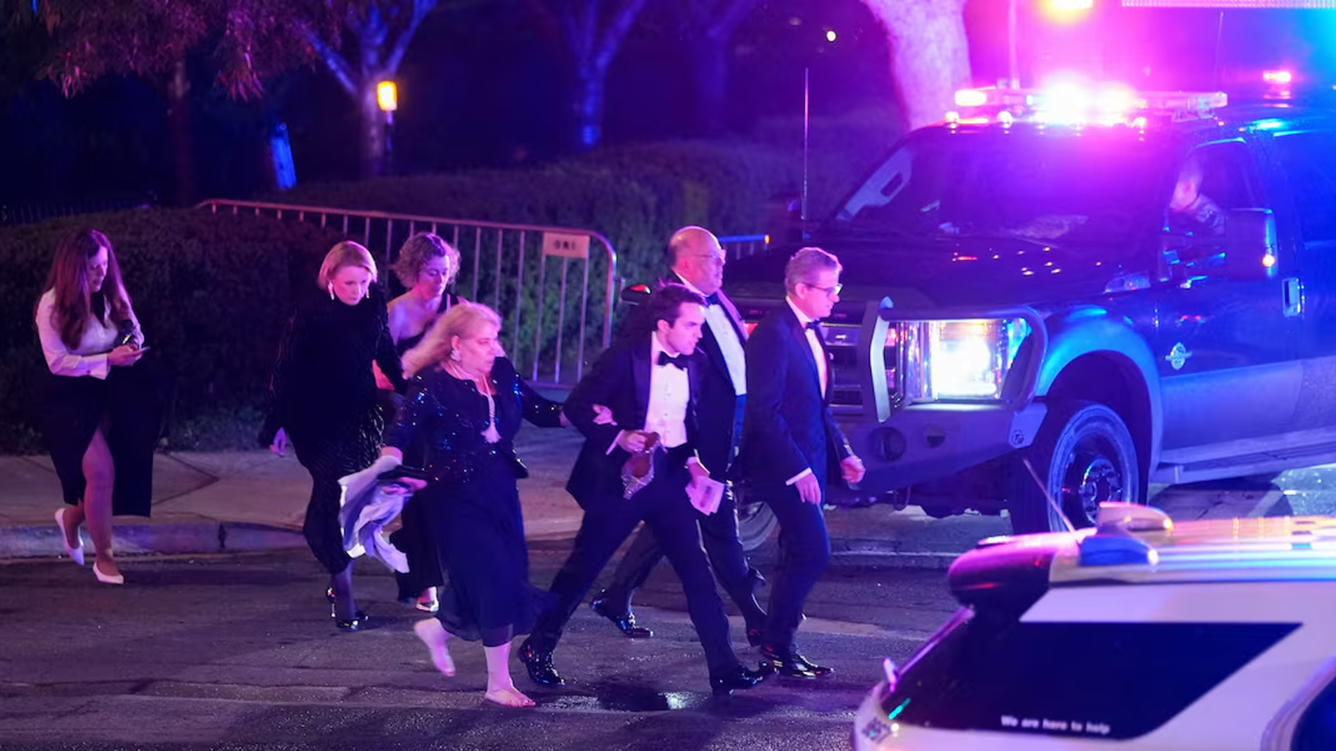 সাংবাদিকদের সঙ্গে নৈশভোজের সময় বিকট শব্দ, সরিয়ে নেয়া হলো ট্রাম্পকে