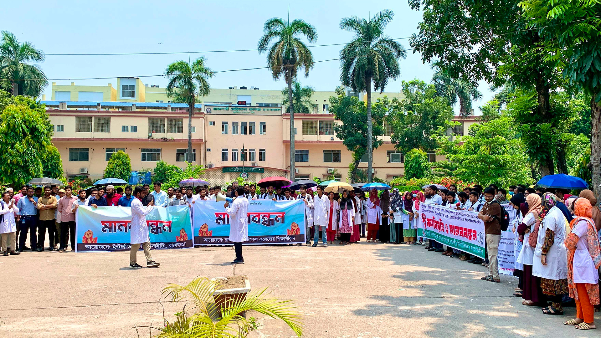 রামেক হাসপাতালের ইন্টার্ন চিকিৎসকদের কর্মবিরতি, ভোগান্তিতে র