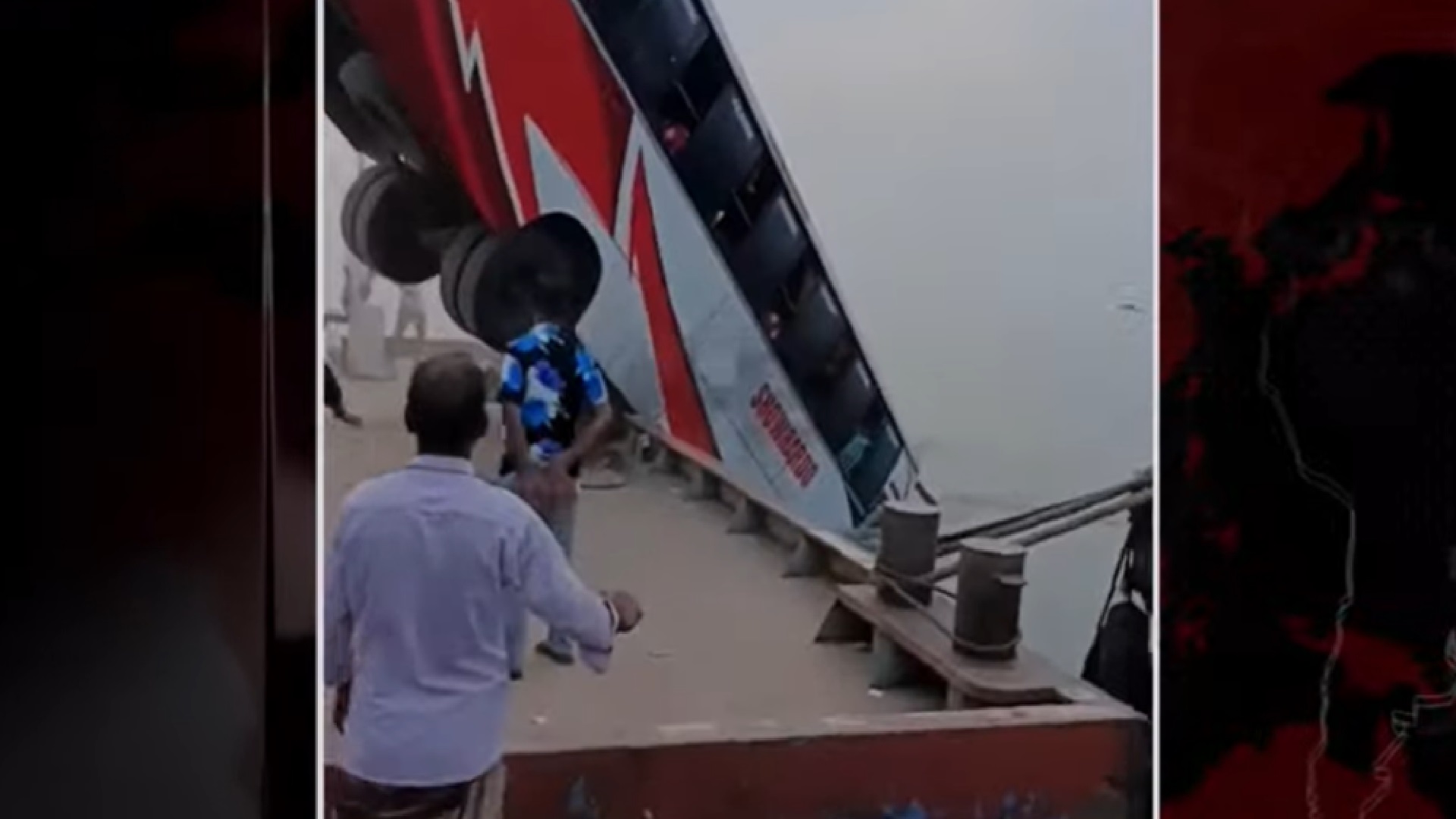 ফেরিতে ওঠার সময় যাত্রীবাহী বাস উল্টে নদীতে, বহু হতাহতের শঙ্কা