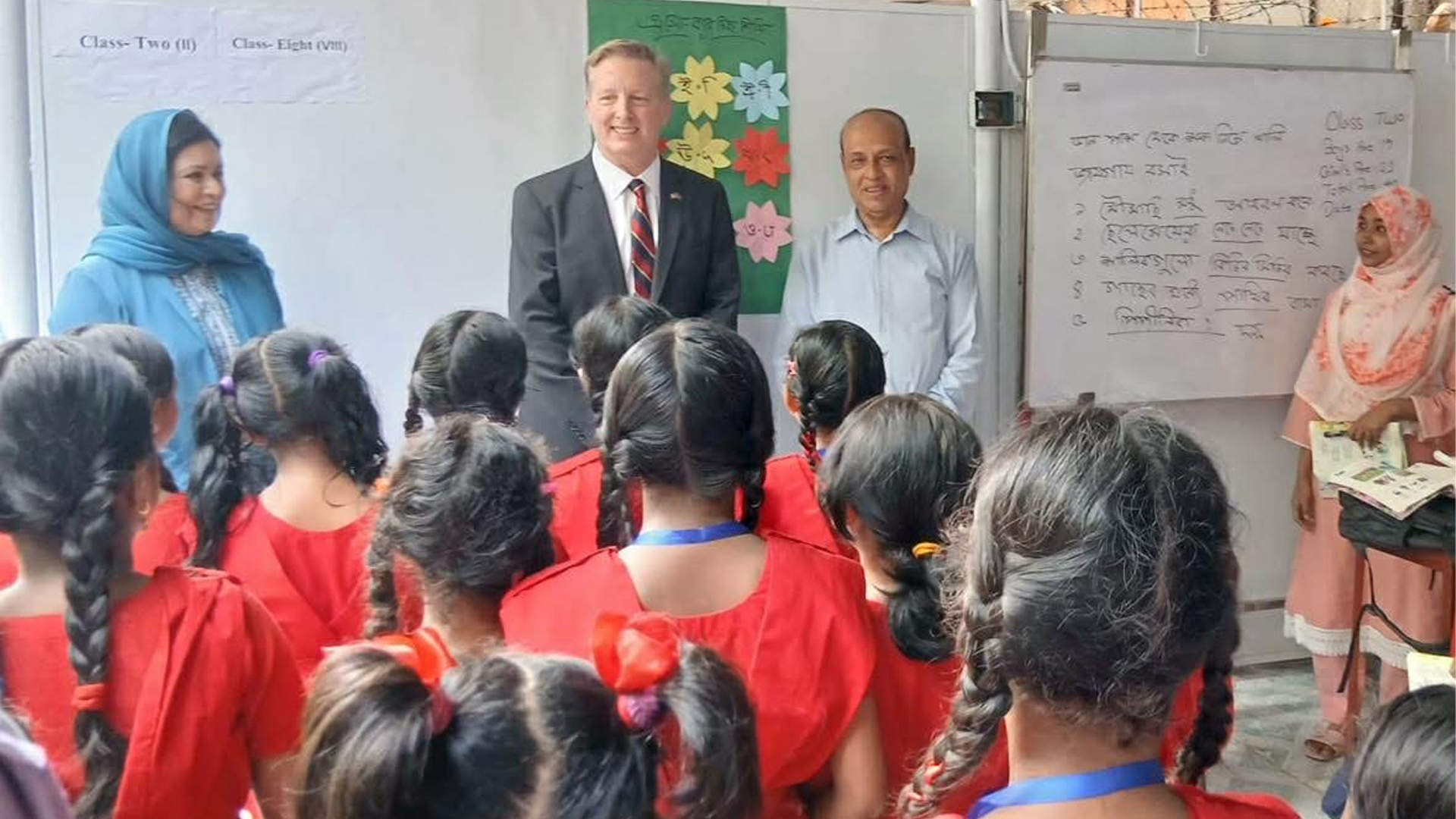 ‘সুরভি স্কুল’ পরিদর্শন করলেন মার্কিন বিশেষ দূত, শিশু কল্যাণে সহযোগিতার আশ্বাস