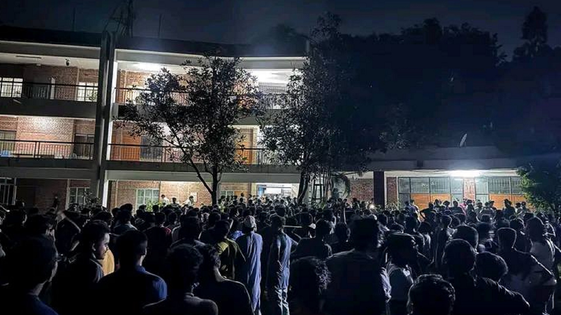 মধ্যরাতে উত্তাল বুয়েট, ধর্ষণের অভিযোগে এক শিক্ষার্থী বহিষ্কার