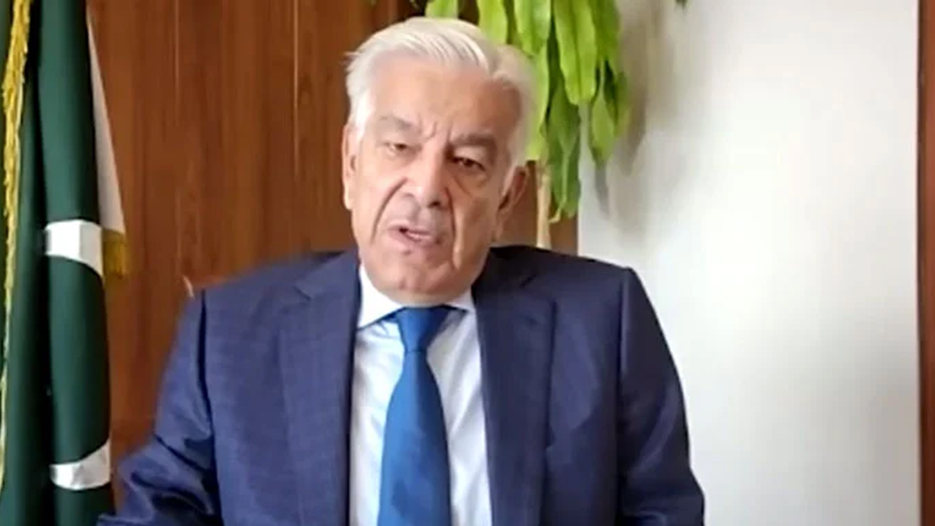 তালেবানকে আবার গুহায় ফিরে যেতে বাধ্য করব, পাক প্রতিরক্ষামন্ত্রীর কড়া হুঁশিয়ারি