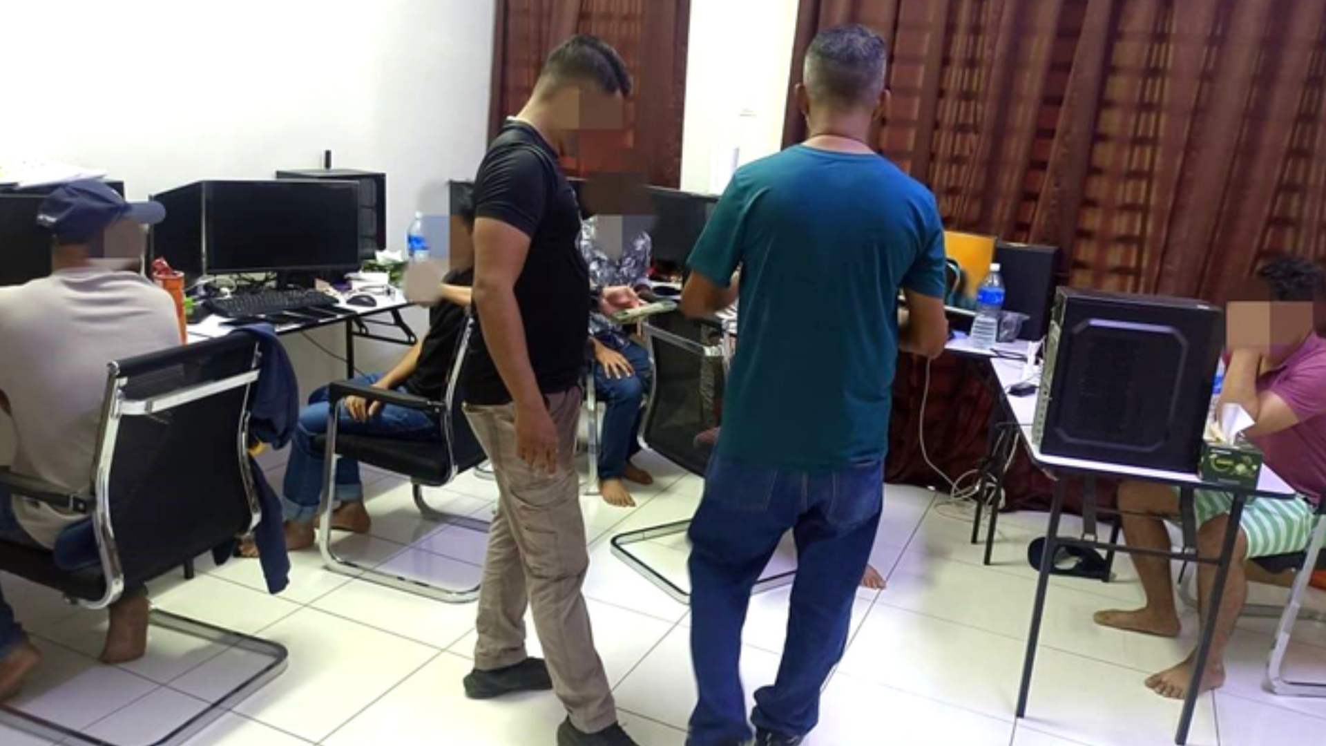 বিদেশি নাগরিকদের অনলাইন জুয়ার আস্তানায় হানা, ৫ বাংলাদেশিসহ আটক ৭