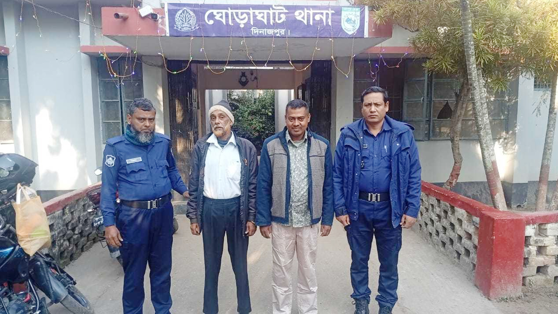 আন্দোলনে হামলা: দিনাজপুরে আ.লীগের ২ নেতা গ্রেফতার - Bangla24.Top