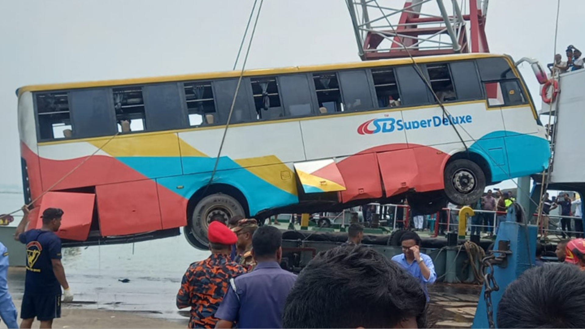 দৌলতদিয়া ফেরিঘাট থেকে পদ্মায় ডুবে যাওয়া বাস উদ্ধার