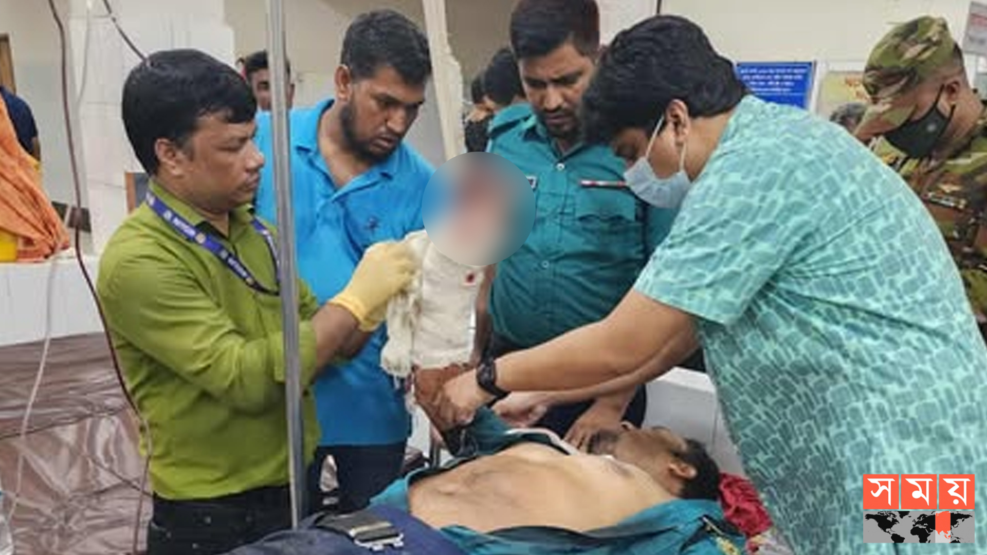 রাজধানীতে পুলিশ সদস্যকে কুপিয়ে জখম