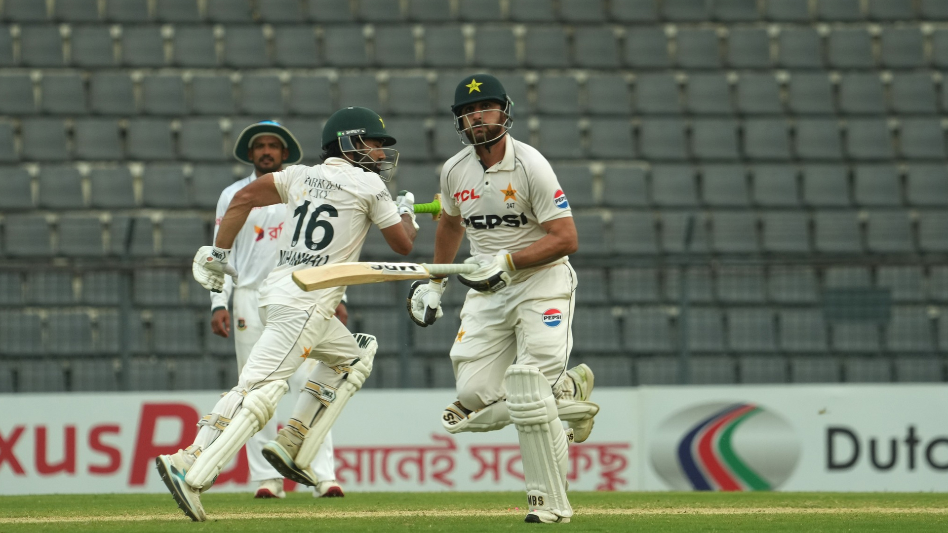 বিজ্ঞাপন বোর্ডের ওপর রাগ দেখিয়ে শাস্তি পেলেন সালমান