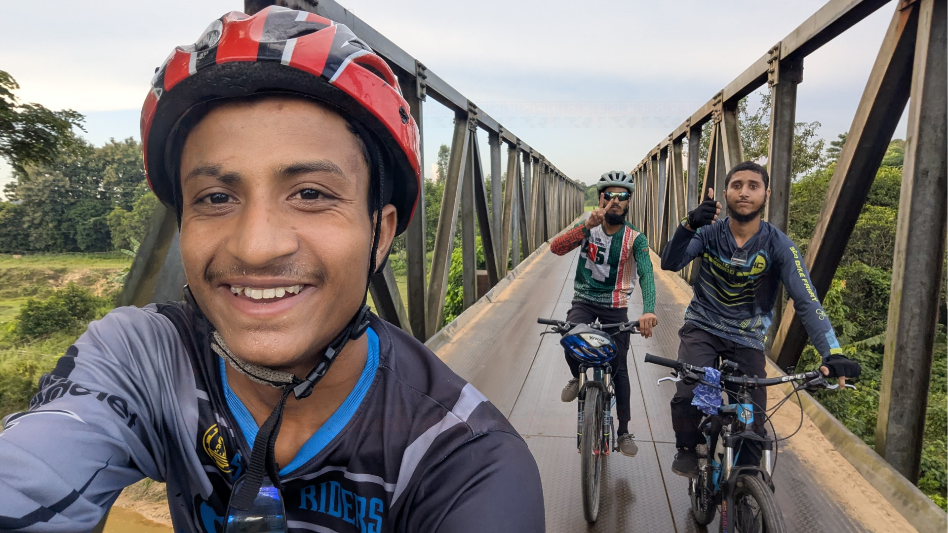 ২৪ ঘণ্টার টার্গেট! মাত্র ১৭ ঘণ্টায় তিন পার্বত্য জেলা জয় করলেন তিন সাইক্লিস্ট