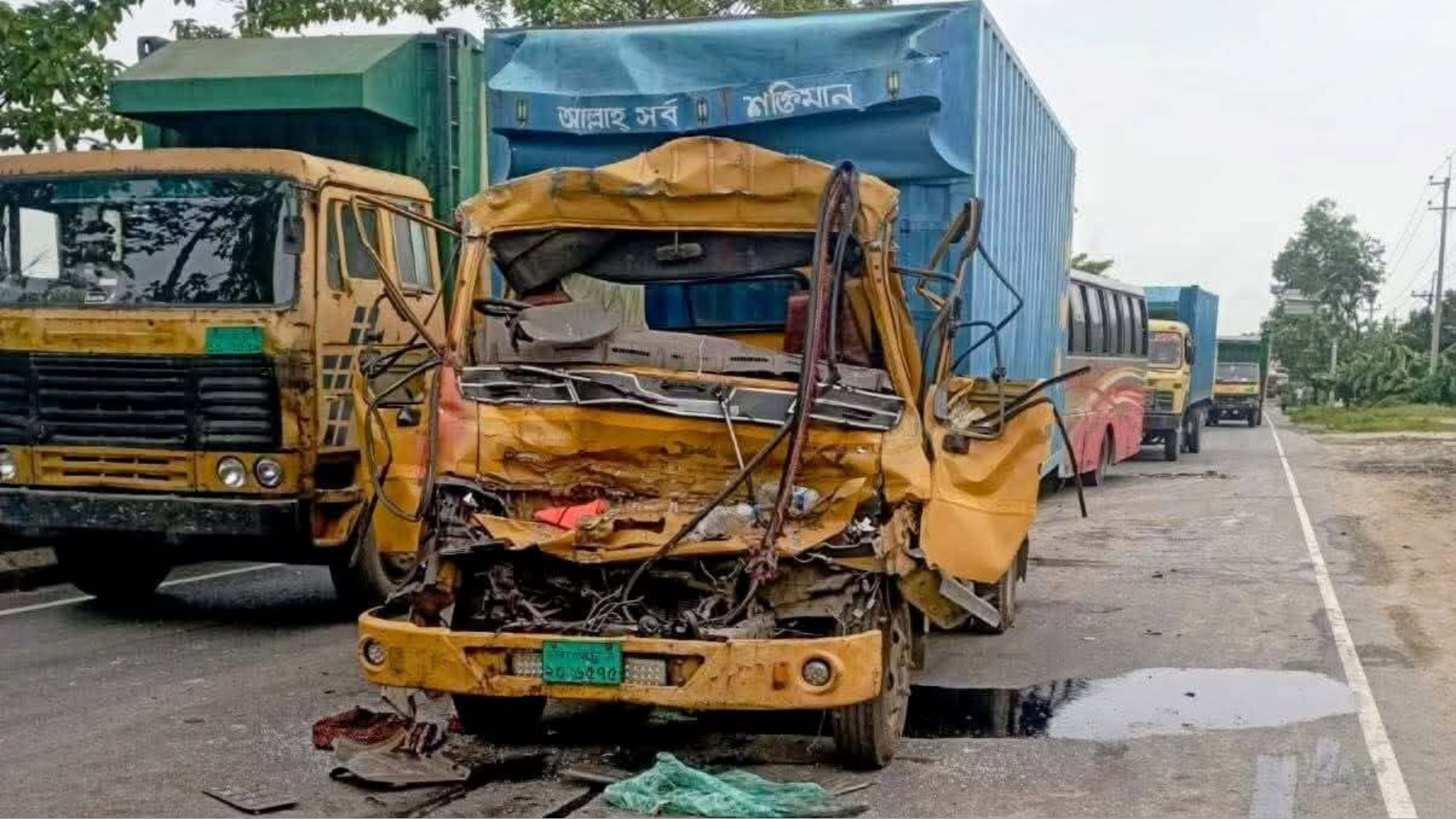 চলন্ত ট্রাকের পেছনে কাভার্ড ভ্যানের ধাক্কা, চালক নিহত