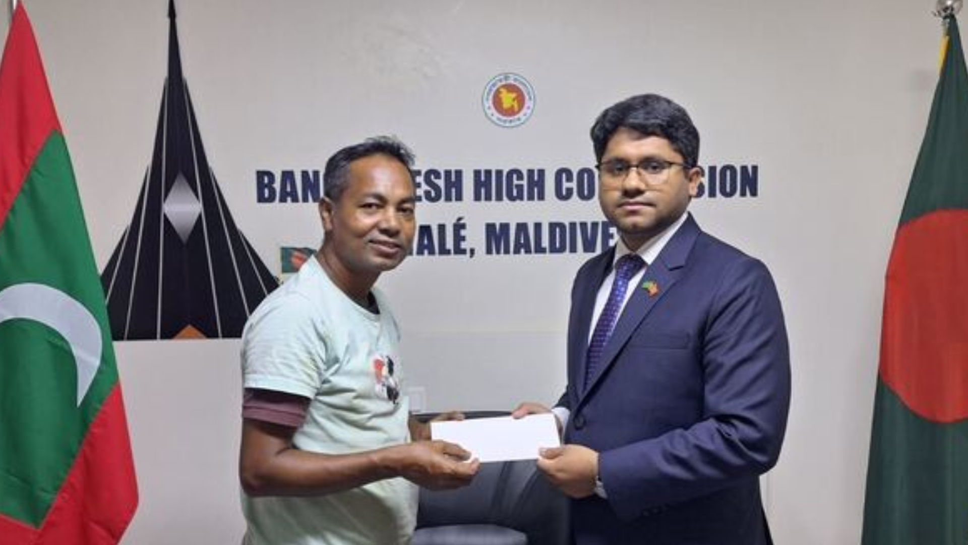 মালদ্বীপে অসুস্থ প্রবাসীর হাতে দেশে ফেরার টিকিট তুলে দিলেন হাইকমিশনার