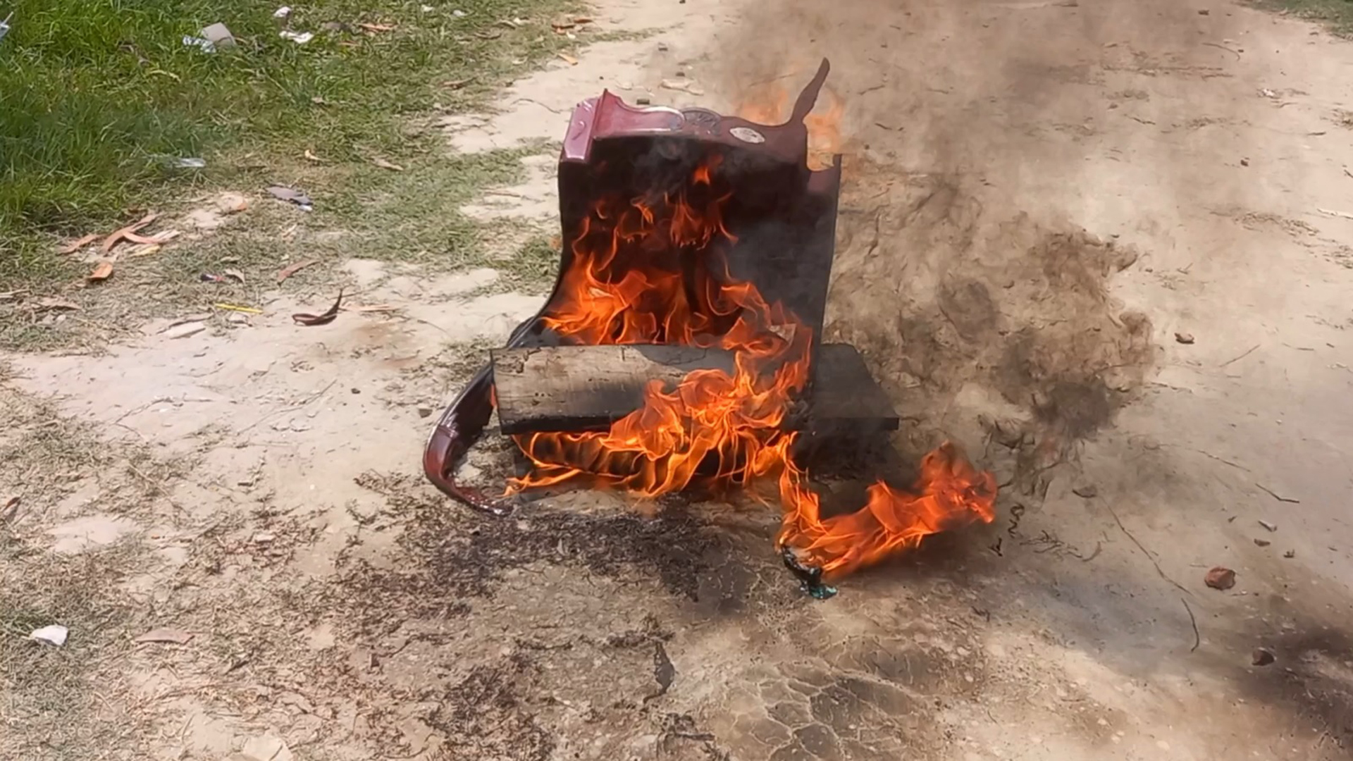 মাদারীপুরে ২০ শিক্ষার্থীর এসএসসি পরীক্ষা অনিশ্চিত, আগুন জ্বালিয়ে বিক্ষোভ