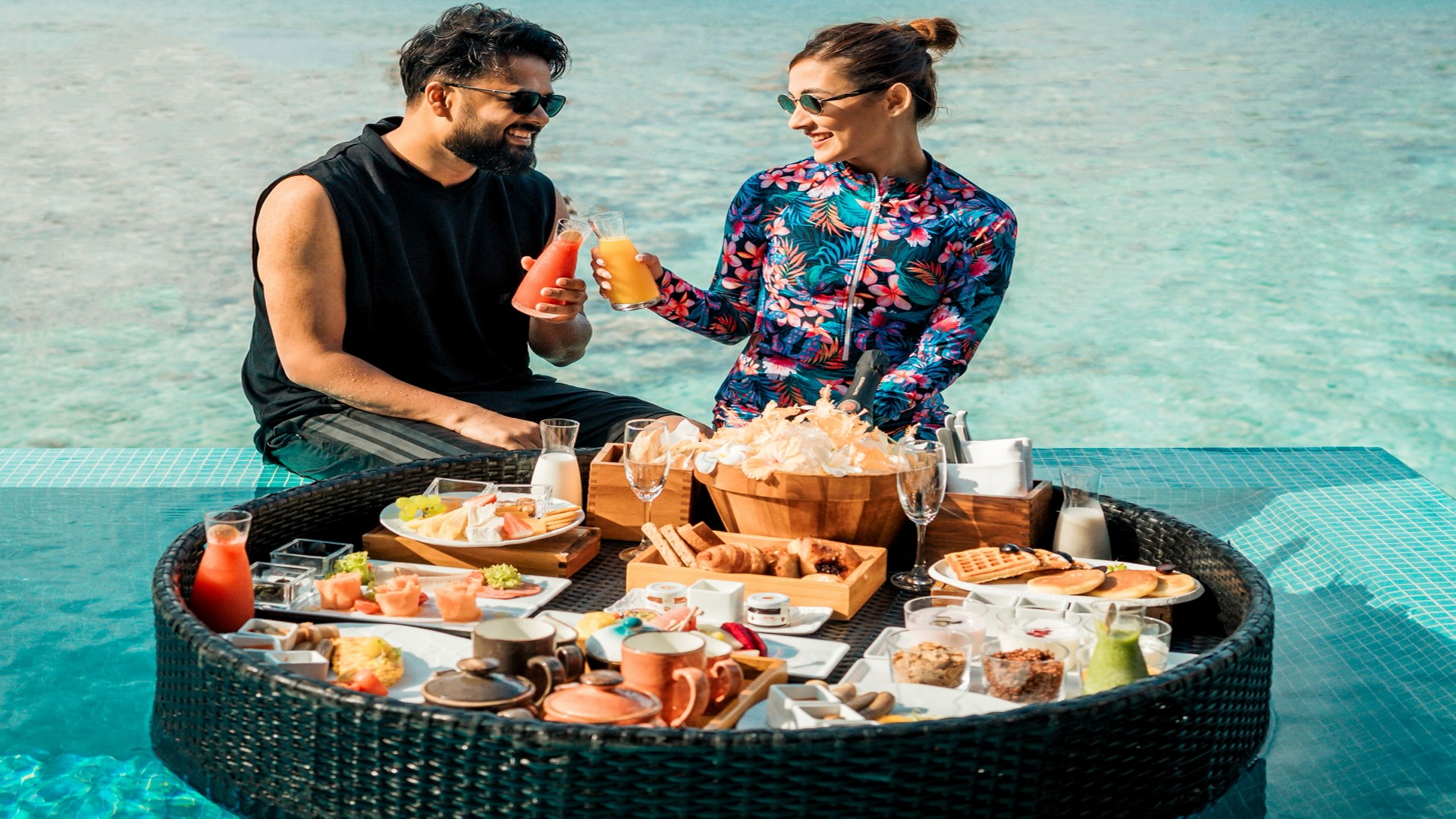 নীল জলরাশিতে রোমান্টিক মুহূর্ত শেয়ার করলেন মেহজাবীন - Bangla24.Top