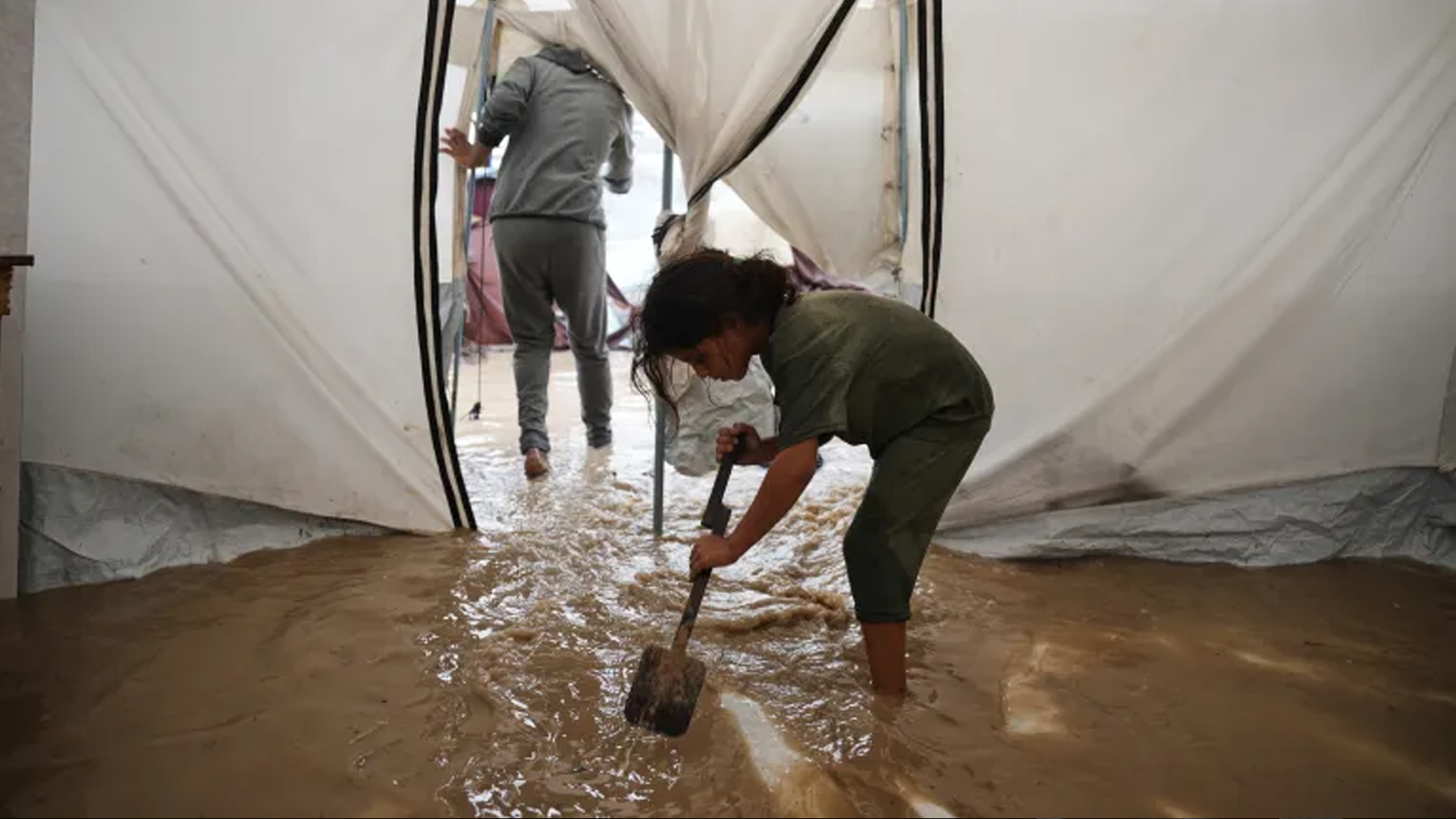ঝড়-বন্যায় নতুন চ্যালেঞ্জের মুখে গাজার গৃহহীন ফিলিস্তিনিরা