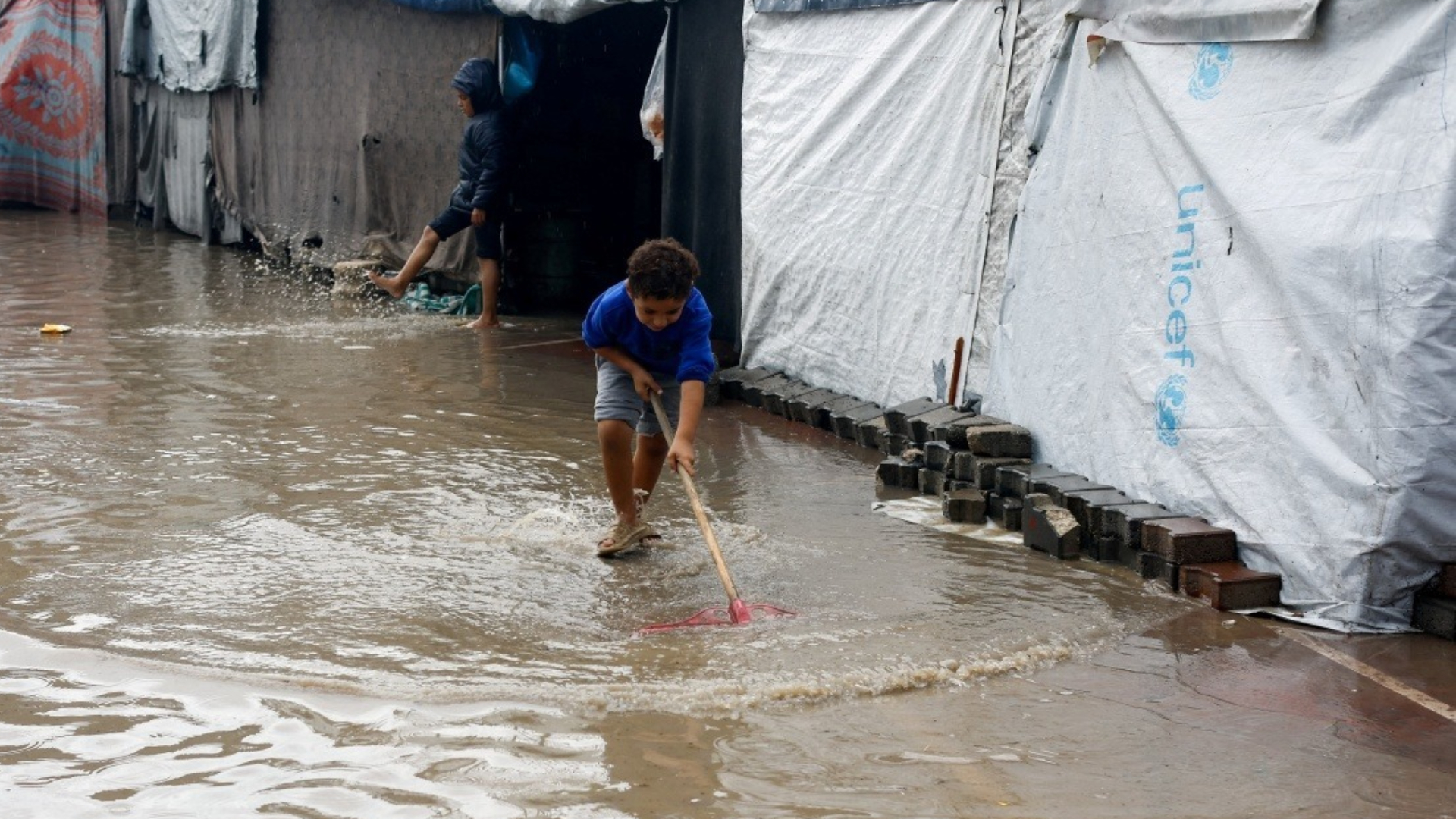 ঝড়ের তাণ্ডবের মাঝেও গাজায় থামেনি ইসরাইলি বর্বরতা