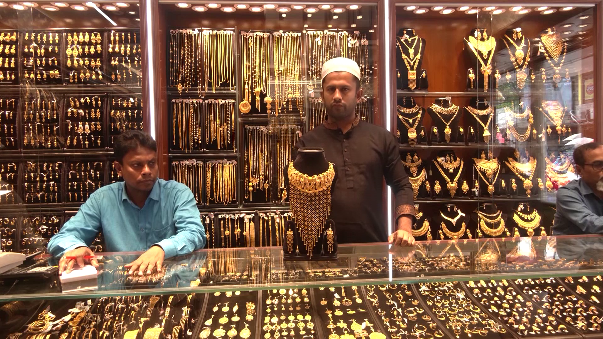 স্বর্ণের বাজারে বড় লাফ, আজ থেকে বিক্রি হবে নতুন দামে