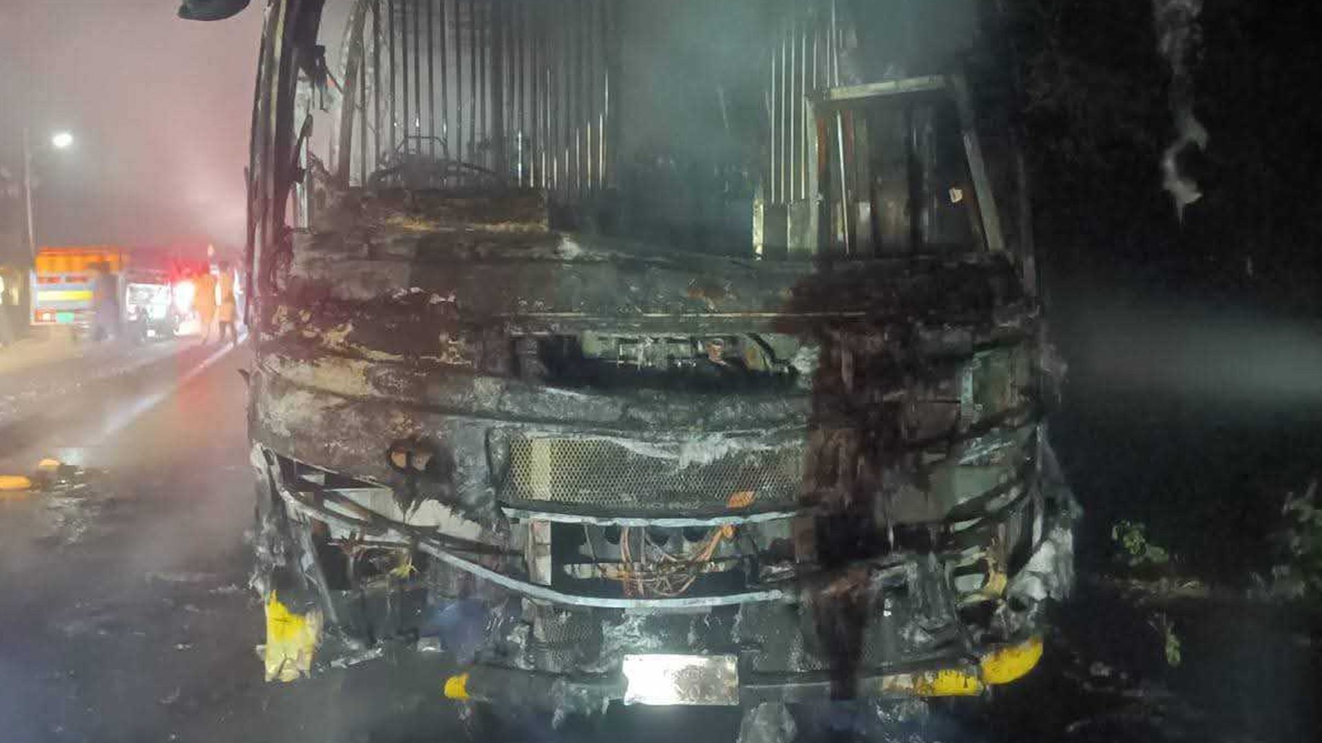 রাউজানে বাস-সিএনজি মুখোমুখি সংঘর্ষে নিহত ১, ক্ষোভে বাসে আগুন জনতার