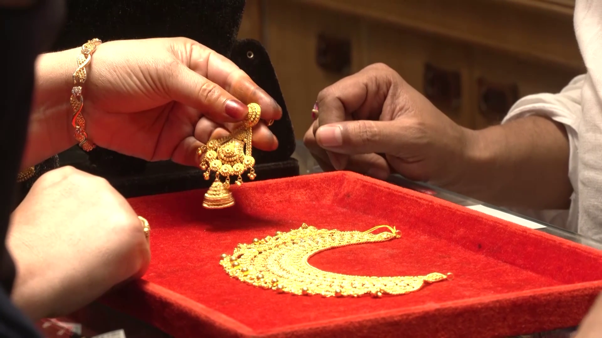 স্বর্ণের পতন অব্যাহত, টানা ২ দফায় কত কমলো দাম?