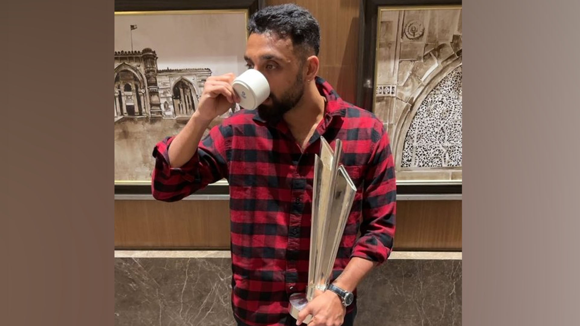 পাকিস্তানকে খোঁচা মারতেই কী চায়ের কাপ হাতে ছবি পোস্ট বরুণ চক্রবর্তীর?