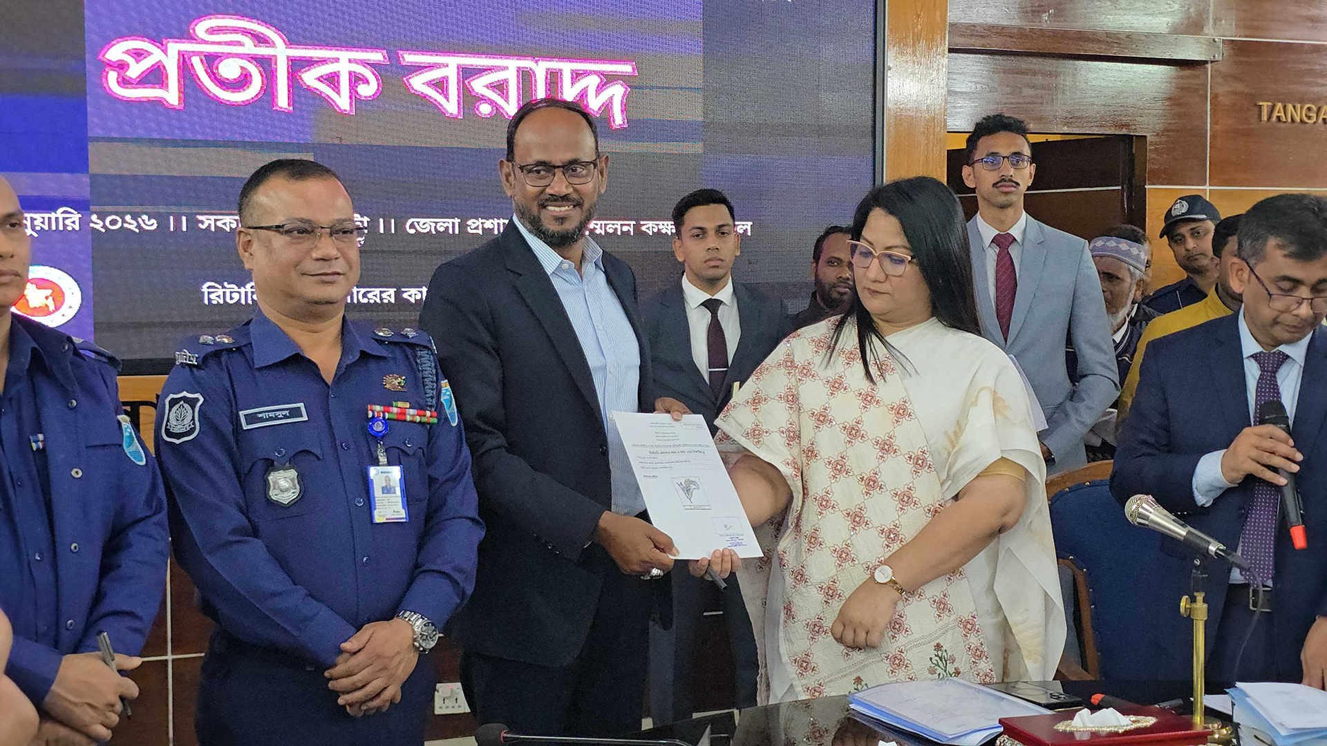 বুধবার (২১ জানুয়ারি) বেলা ১২টায় টাঙ্গাইলের জেলা প্রশাসক ও রিটার্নিং কর্মকর্তা শরীফা হকের কাছ থেকে প্রতীক গ্রহণ করেন বিএনপির প্রচার সম্পাদক সুলতান সালাউদ্দিন টুকু। ছবি: সময় সংবাদ