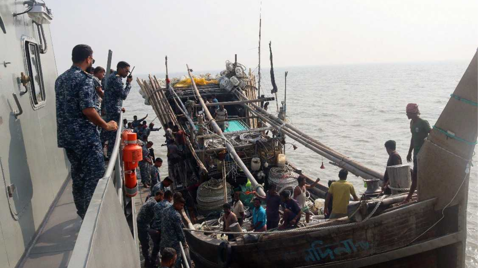 ইঞ্জিন বিকল হয়ে সাগরে ভাসছিল ট্রলার, ২৪ জেলে উদ্ধার