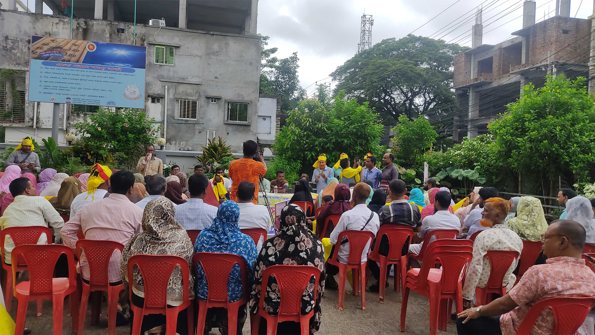 ছয় দফা দাবিতে রাজশাহীতে স্বাস্থ্য সহকারীদের অবস্থান কর্মসূচি