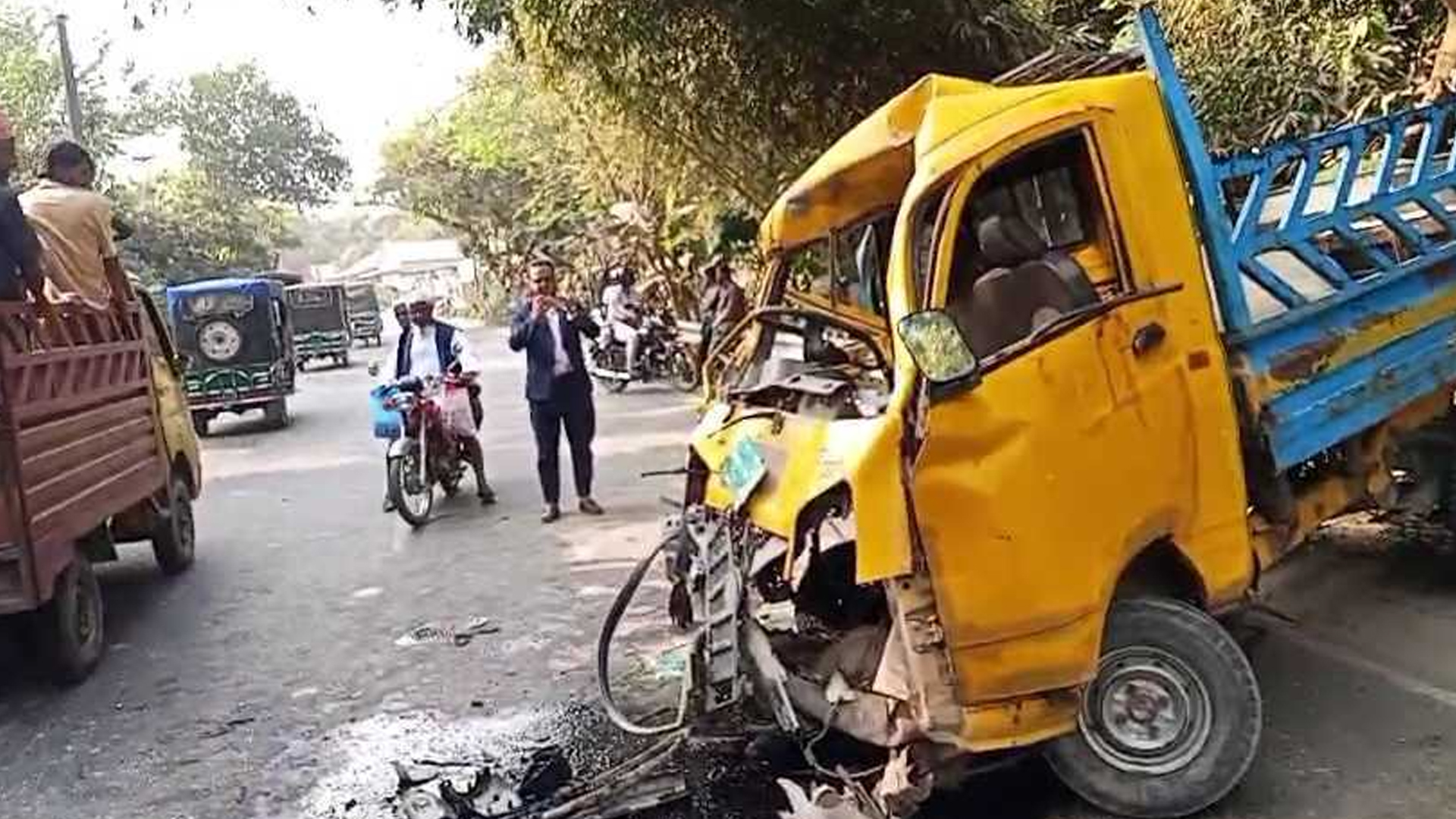 মানিকগঞ্জে পিকআপ-ড্রামট্রাক সংঘর্ষে নিহত ১