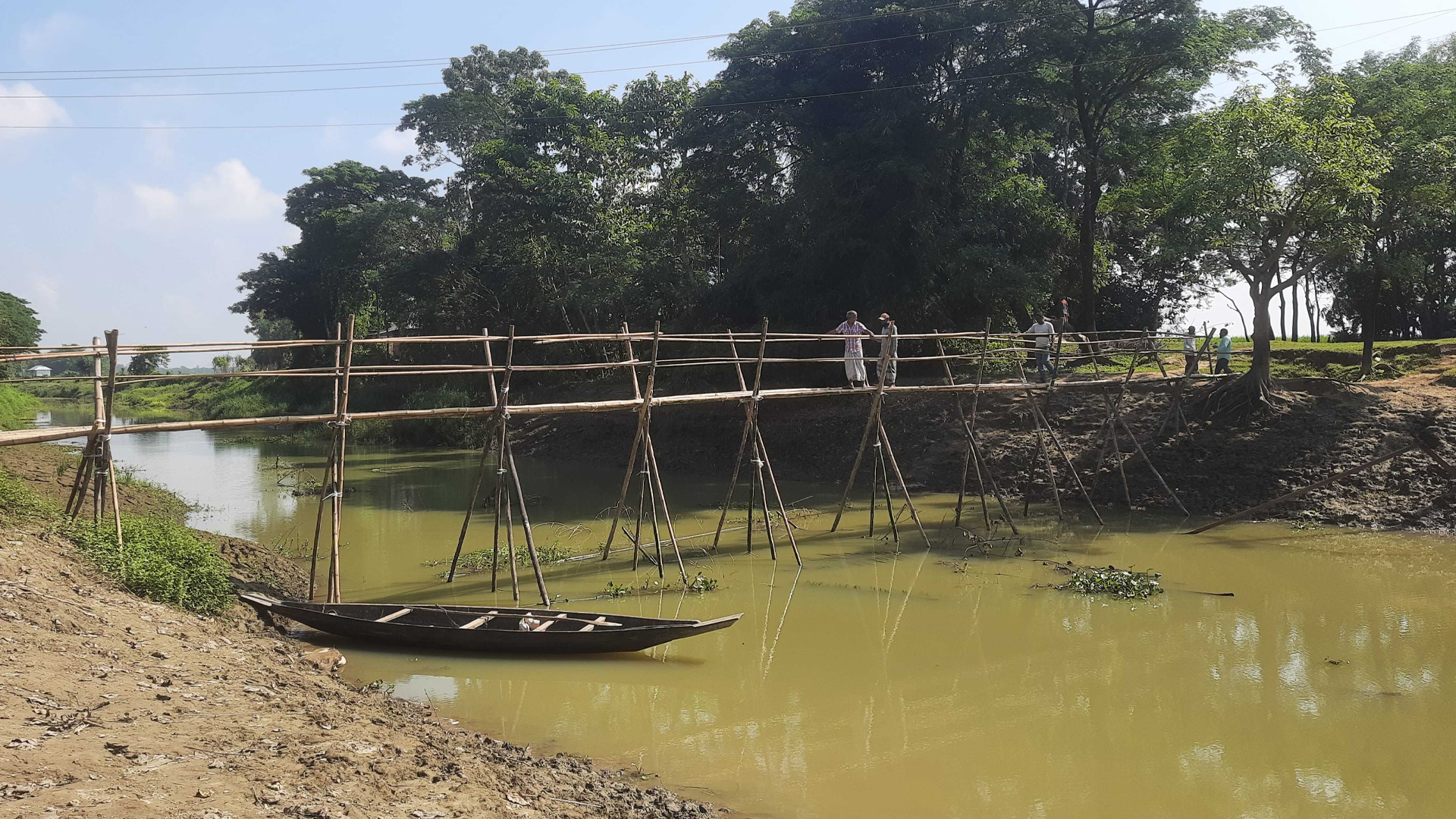 সাঁকোতেই করতি খাল পারাপার, ব্রিজের অভাবে ভোগান্তিতে ৮ গ্রামের মানুষ