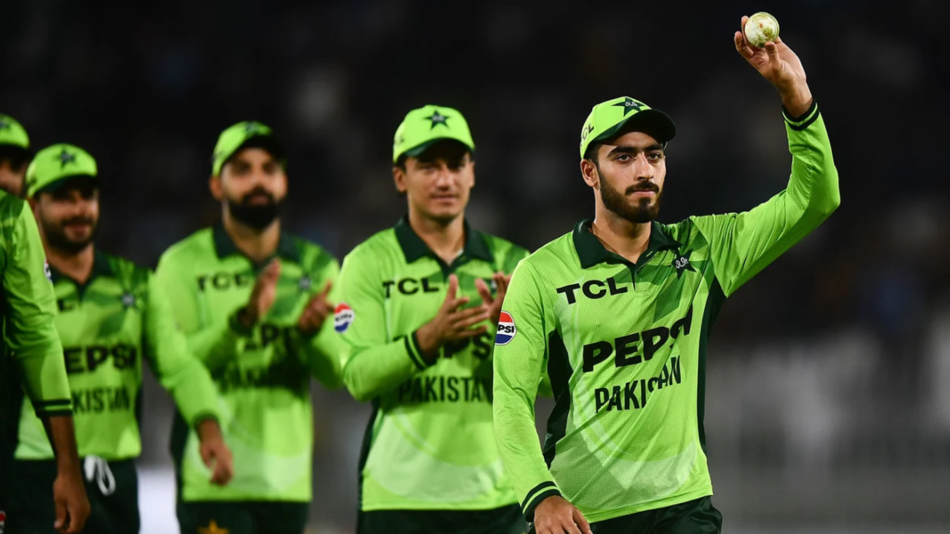 আরাফাত মিনহাসের রেকর্ড গড়া বোলিংয়ে অস্ট্রেলিয়াকে হারাল পাকিস্তান