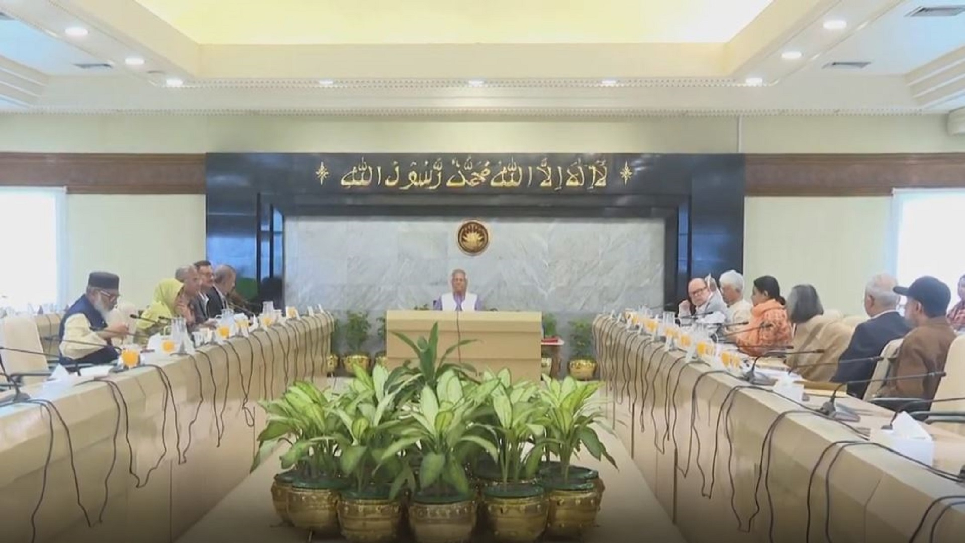 নতুন সরকারের শপথের পর পতাকাবিহীন গাড়িতে ফিরবেন উপদেষ্টারা