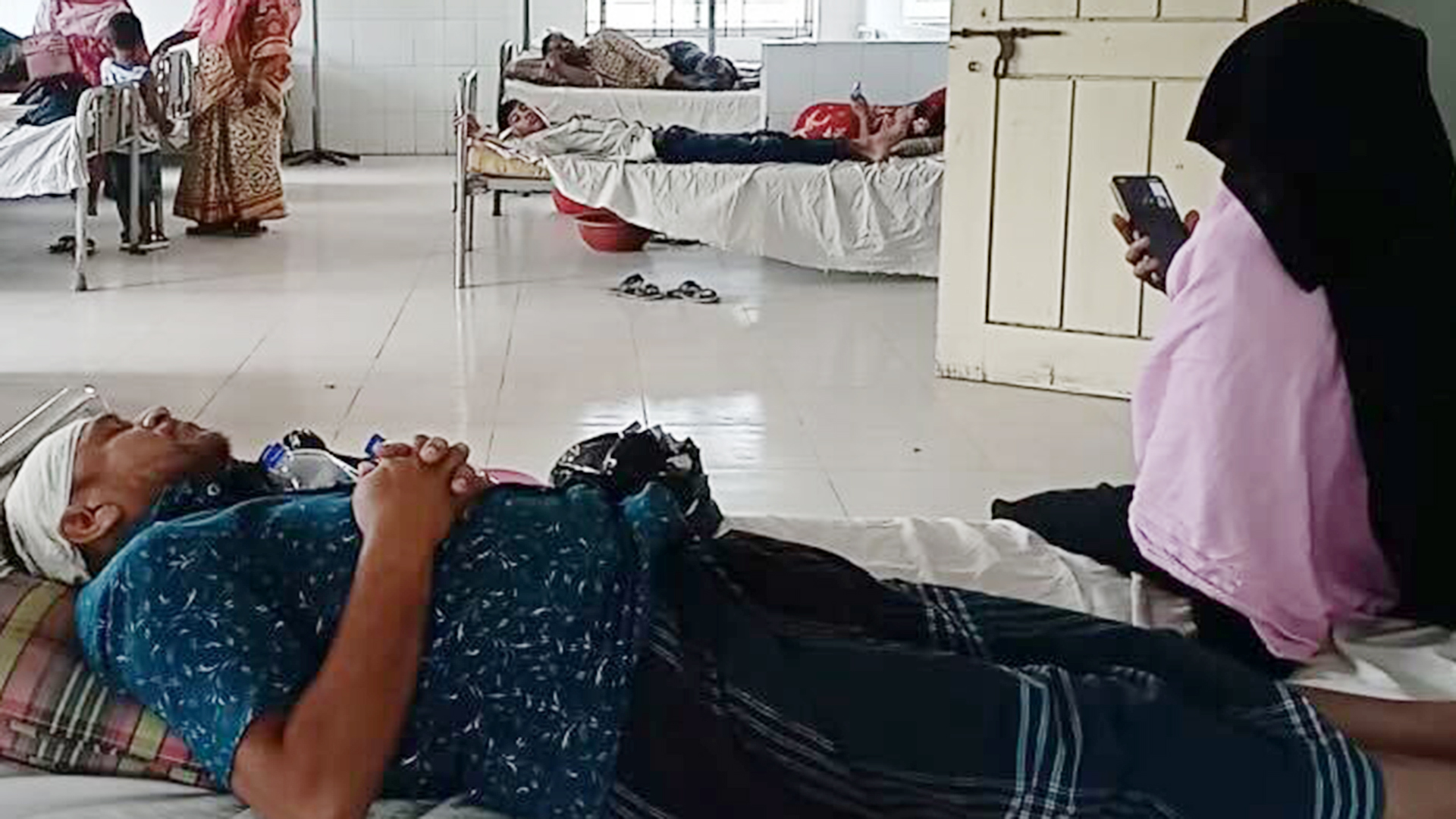 কিশোরগঞ্জে বাড়িতে ঢুকে বৃদ্ধকে কুপিয়ে জখম