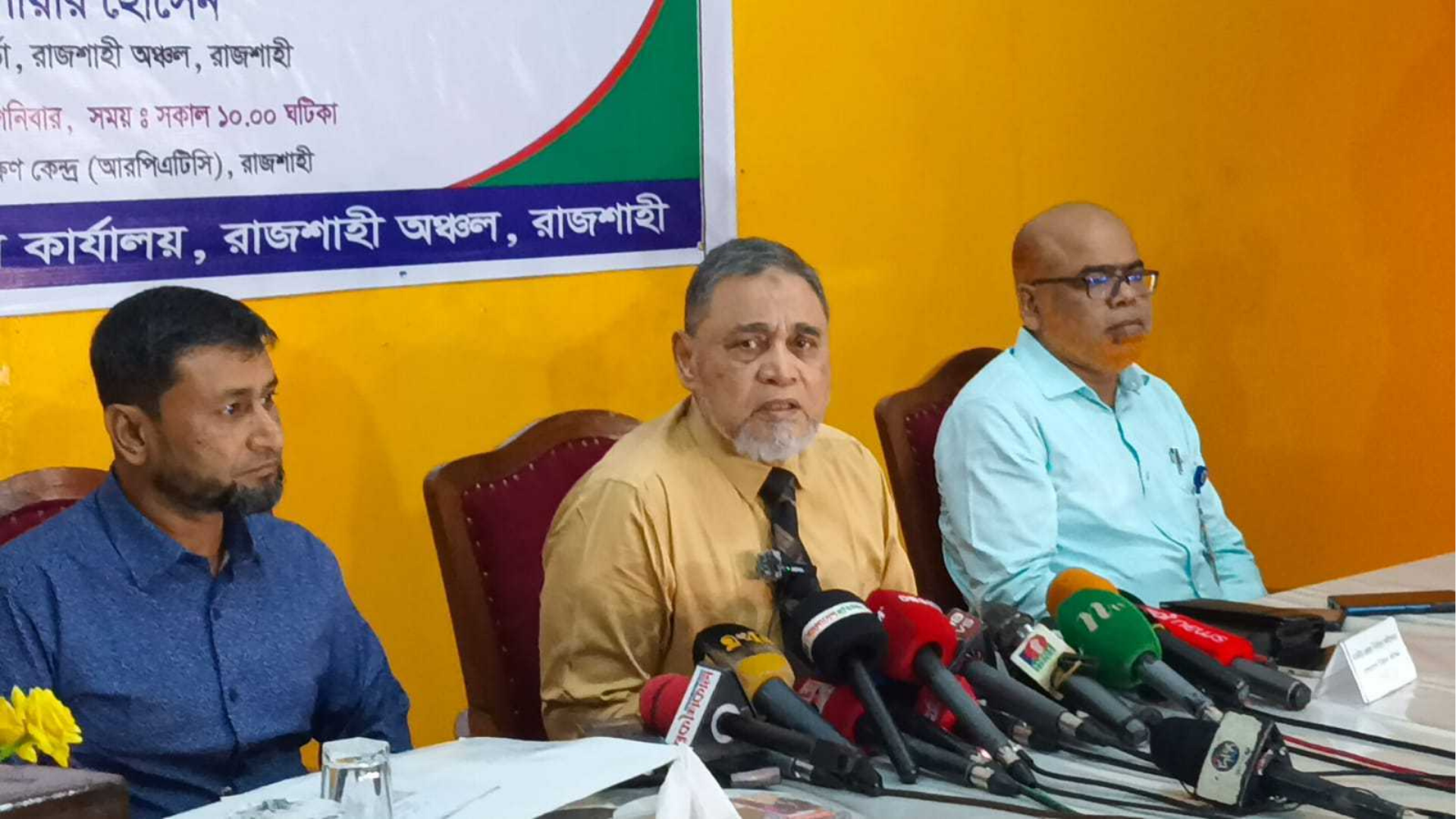 রাজশাহী অঞ্চলের নির্বাচন কর্মকর্তাদের সঙ্গে ত্রয়োদশ জাতীয় সংসদ নির্বাচন বিষয়ে মতিবিনিময় সভায় প্রধান নির্বাচন কমিশনার নাসির উদ্দিন। ছবি: সময় সংবাদ