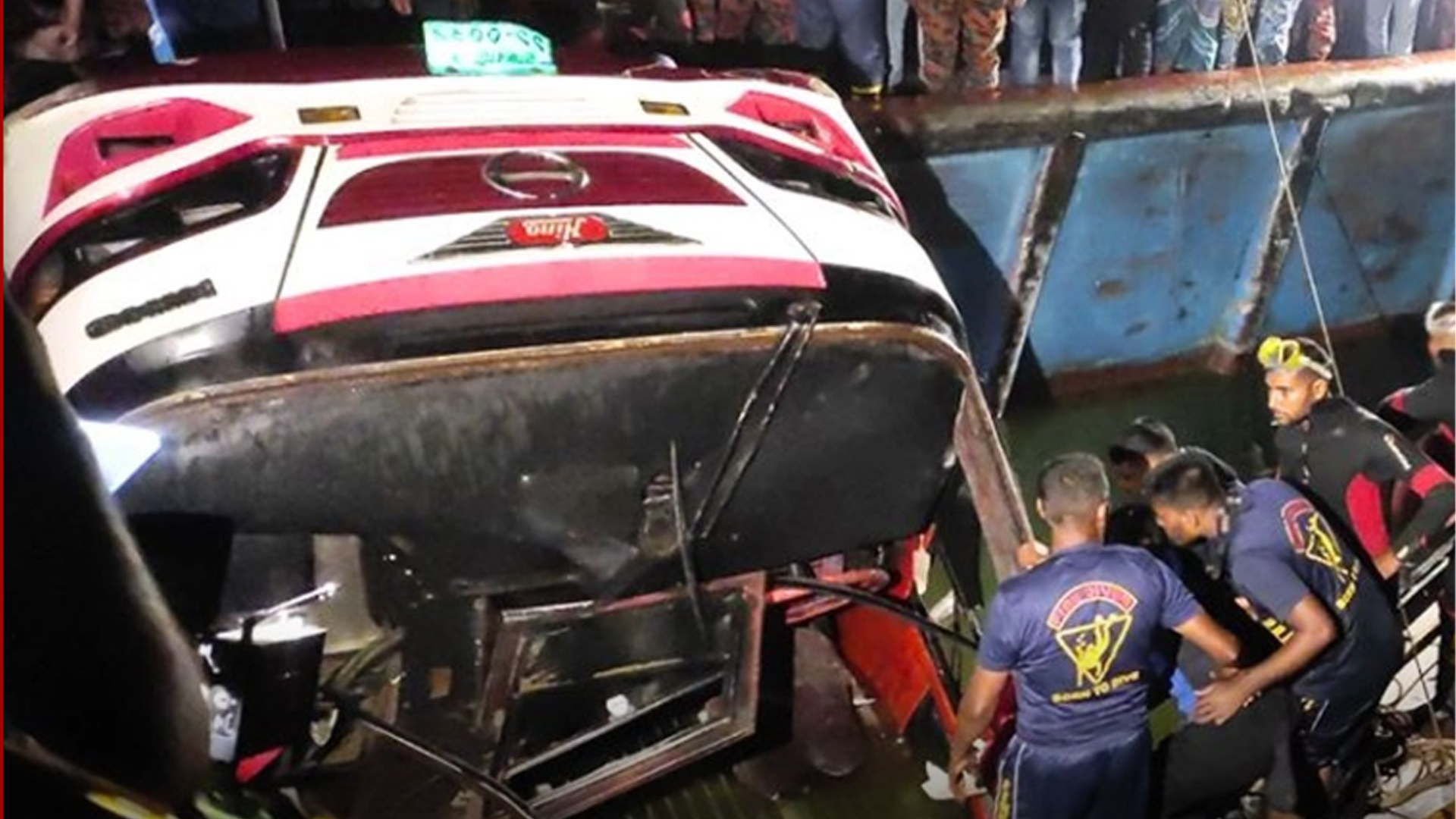 পদ্মায় ডুবে যাওয়া বাস উদ্ধার: একে একে মিলছে মরদেহ