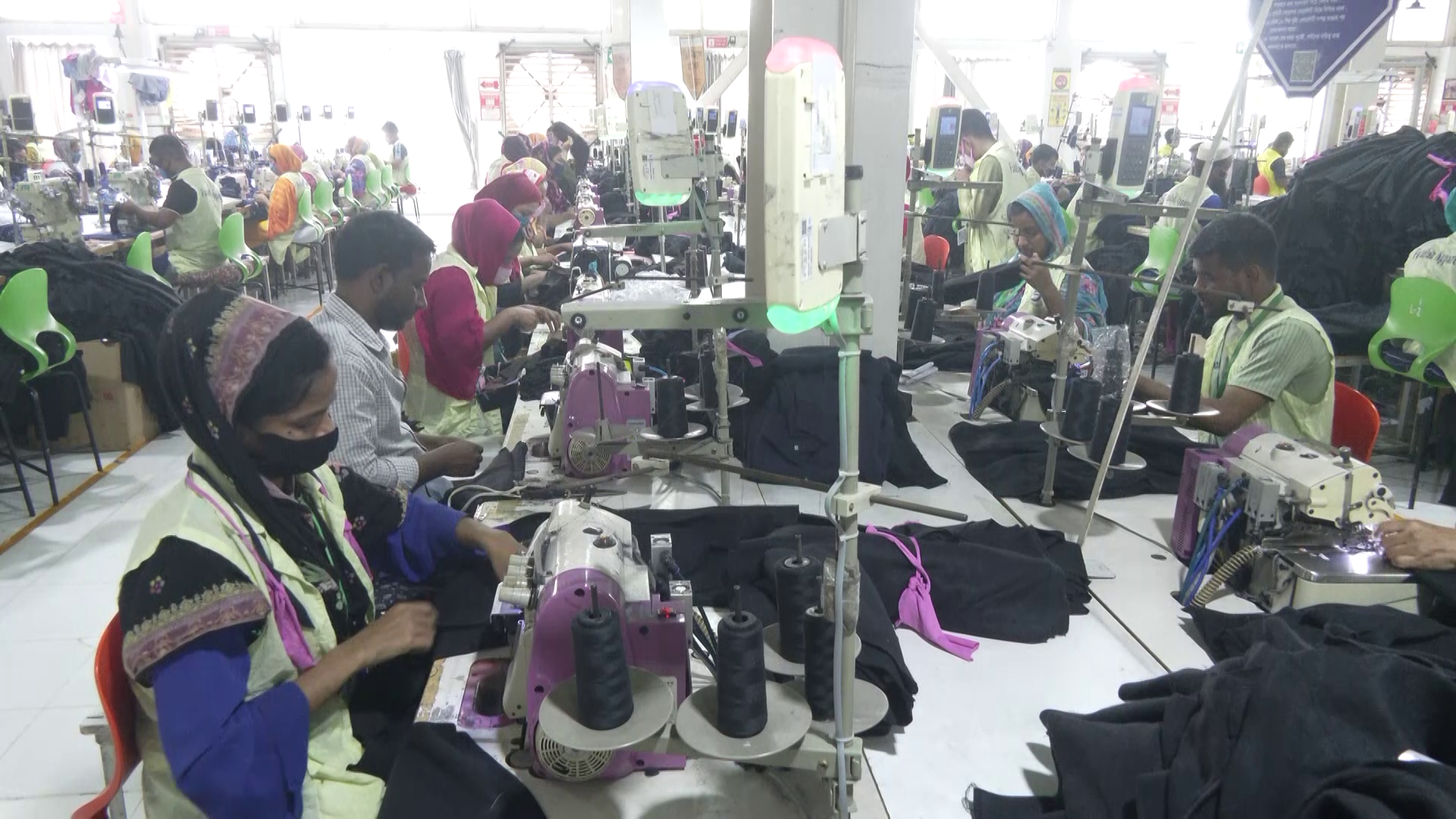 ধ্বংসস্তূপে দাঁড়িয়েই বদলেছে পোশাক খাত, প্রশ্ন রয়েছে গেছে শ্রমিক অধিকার নিয়ে