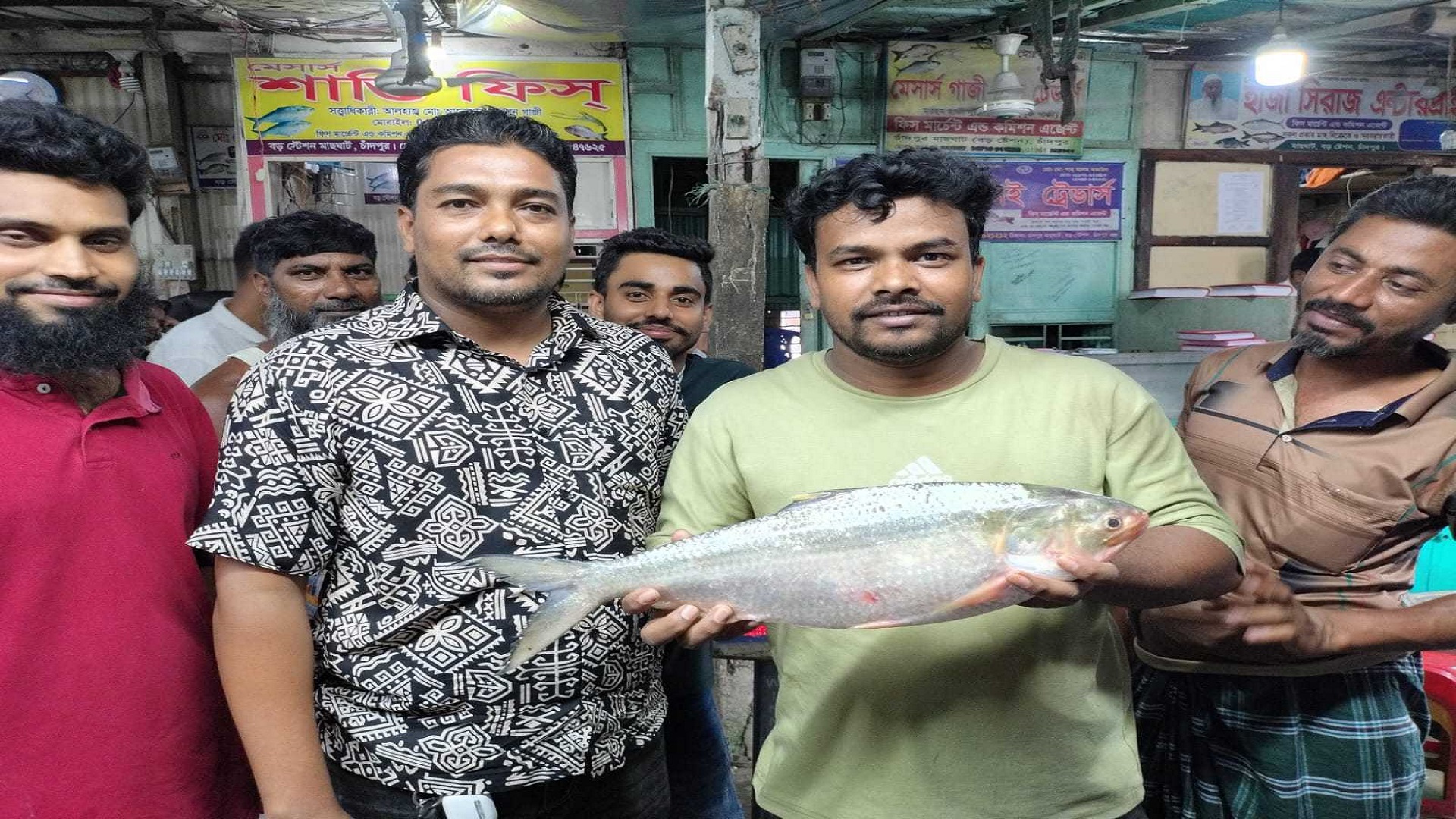 চাঁদপুরে এক ইলিশ বিক্রি হলো ৭৬৪০ টাকায়