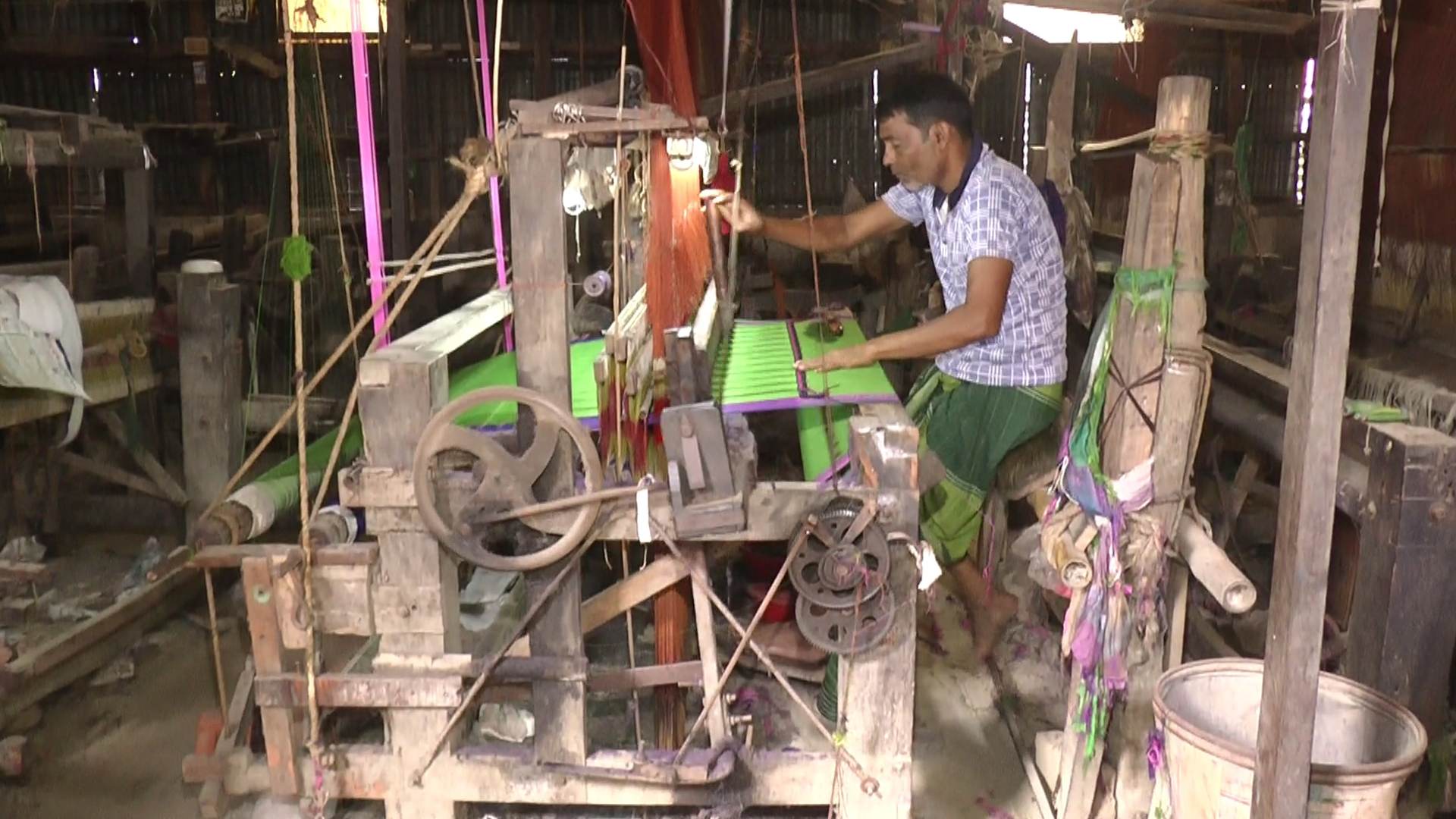 সিরাজগঞ্জের তাঁত পল্লীতে কর্মচাঞ্চল্য, ঈদের বাজার ধরতে ব্যস্ততা বেড়েছে তাঁতিদের