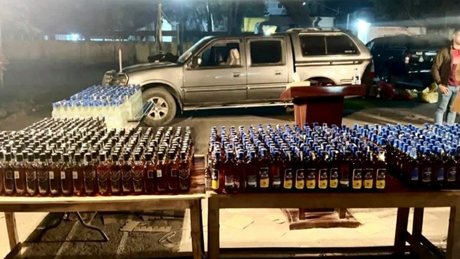 চেকপোস্টে র‍্যাবের তাড়া, গাড়িভর্তি মদ ফেলে পালাল পাচারকারীরা