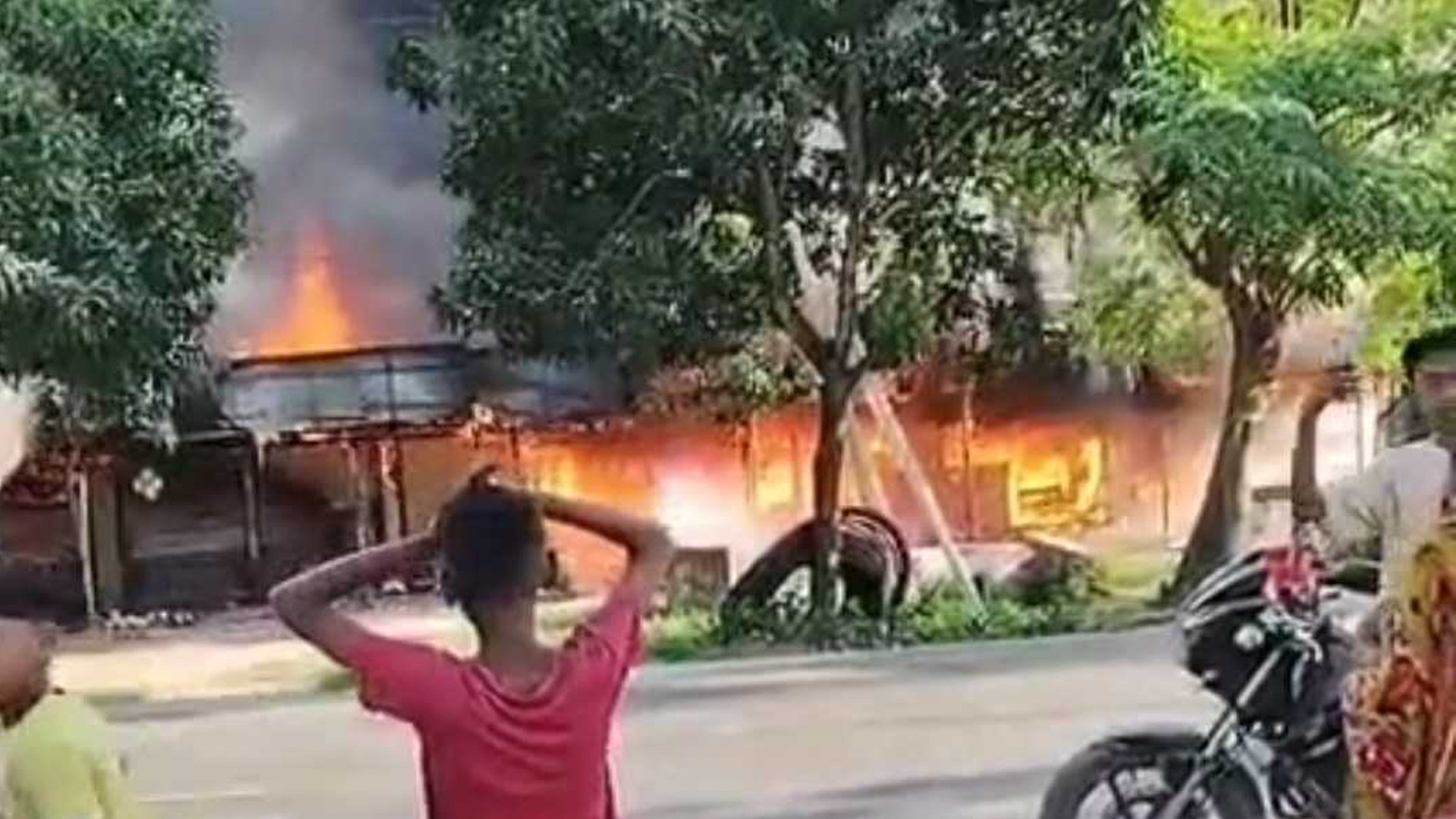 সাতক্ষীরায় পুড়ে ছাই ৩ দোকান