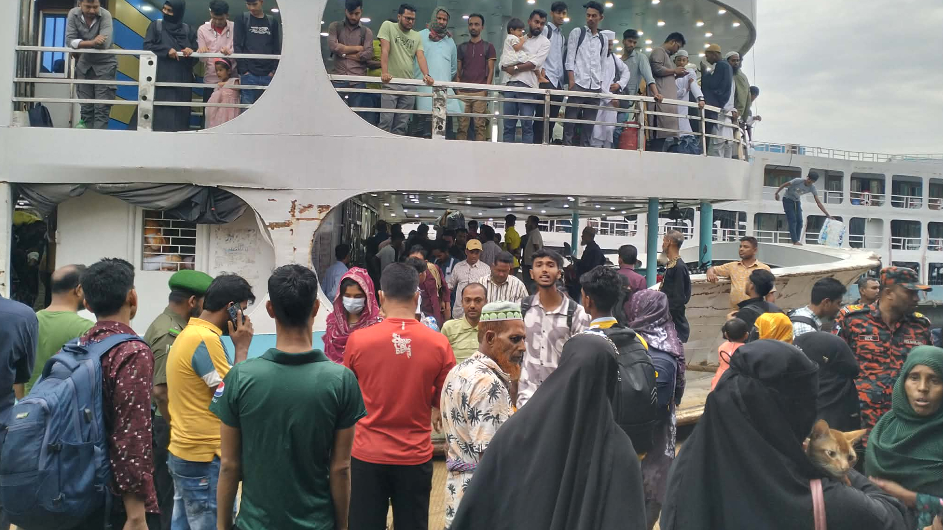 সদরঘাটে ঢাকামুখী মানুষের ভিড়, সিএনজি-রিকশার বাড়তি ভাড়ায় দুর্ভোগে যাত্রীরা