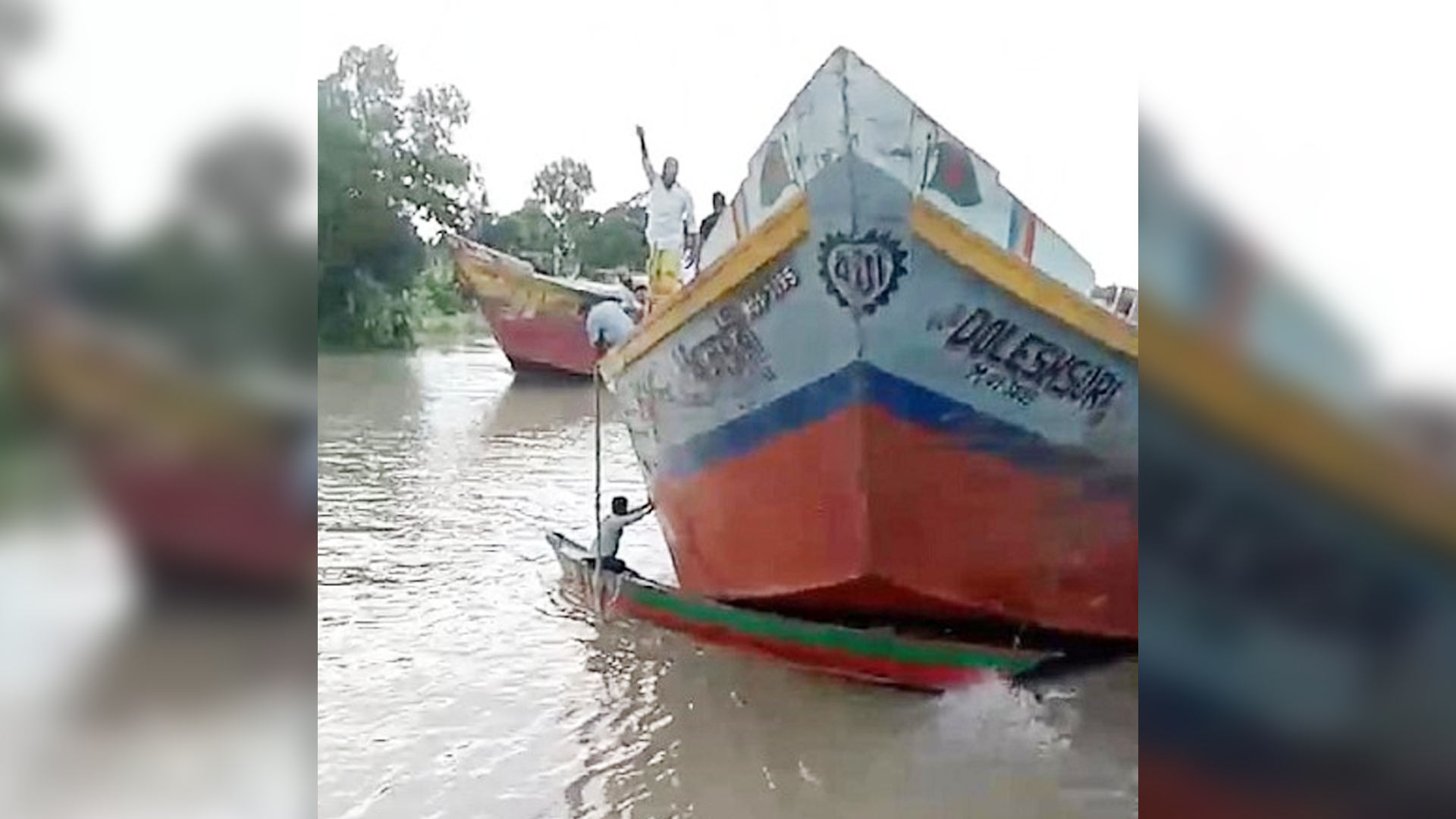মুন্সীগঞ্জে বাল্কহেডের ধাক্কায় ট্রালারডুবি, মাঝি নিখোঁজ