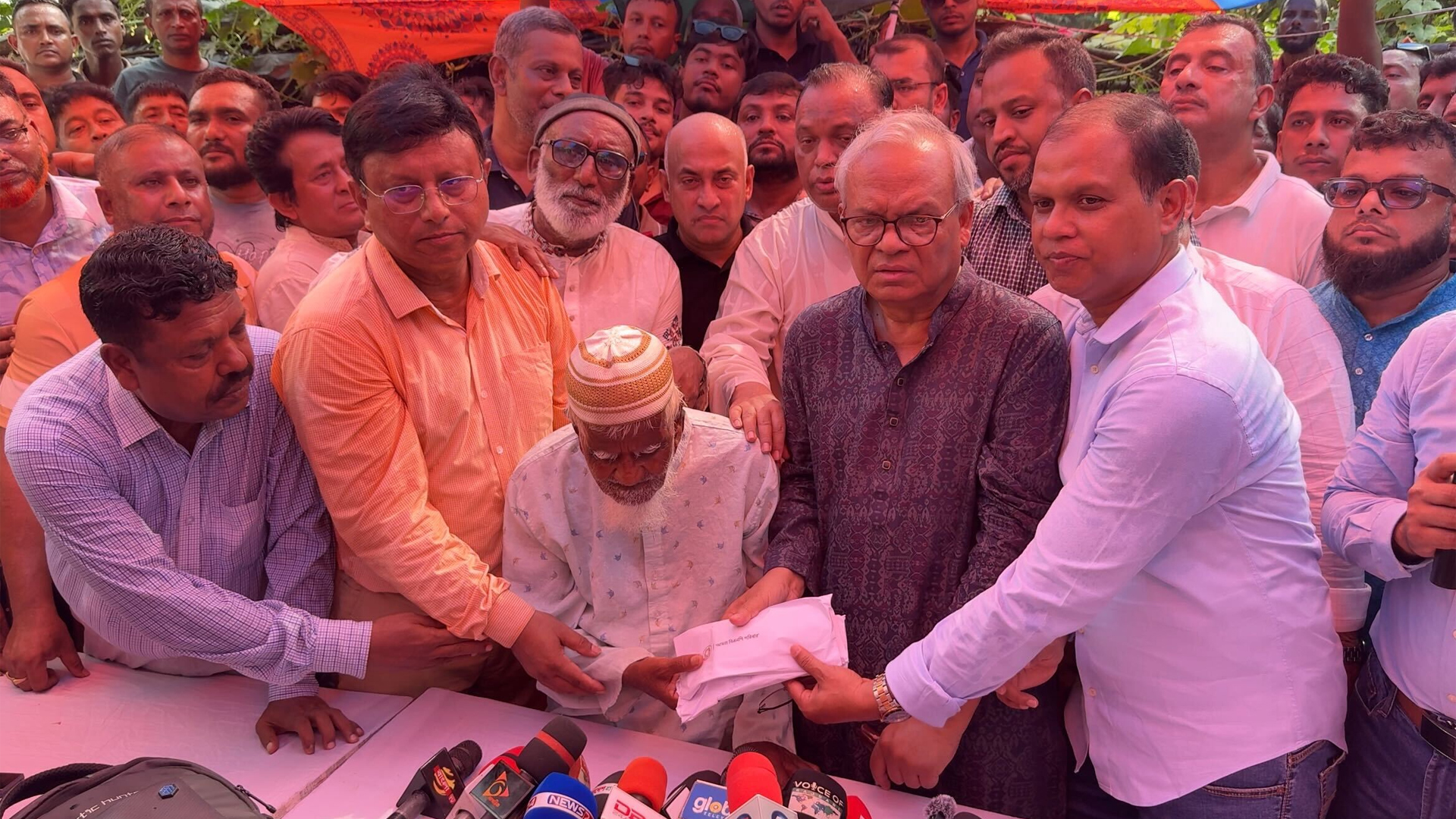 তারেক রহমানের সহায়তার টাকায় জমি কিনবেন গফুর মল্লিক