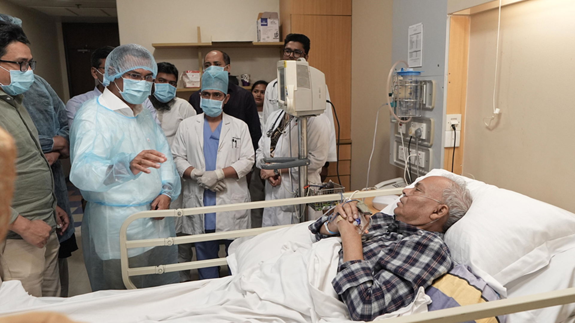 অসুস্থ রিজভীর খবর নিতে হাসপাতালে তারেক রহমান