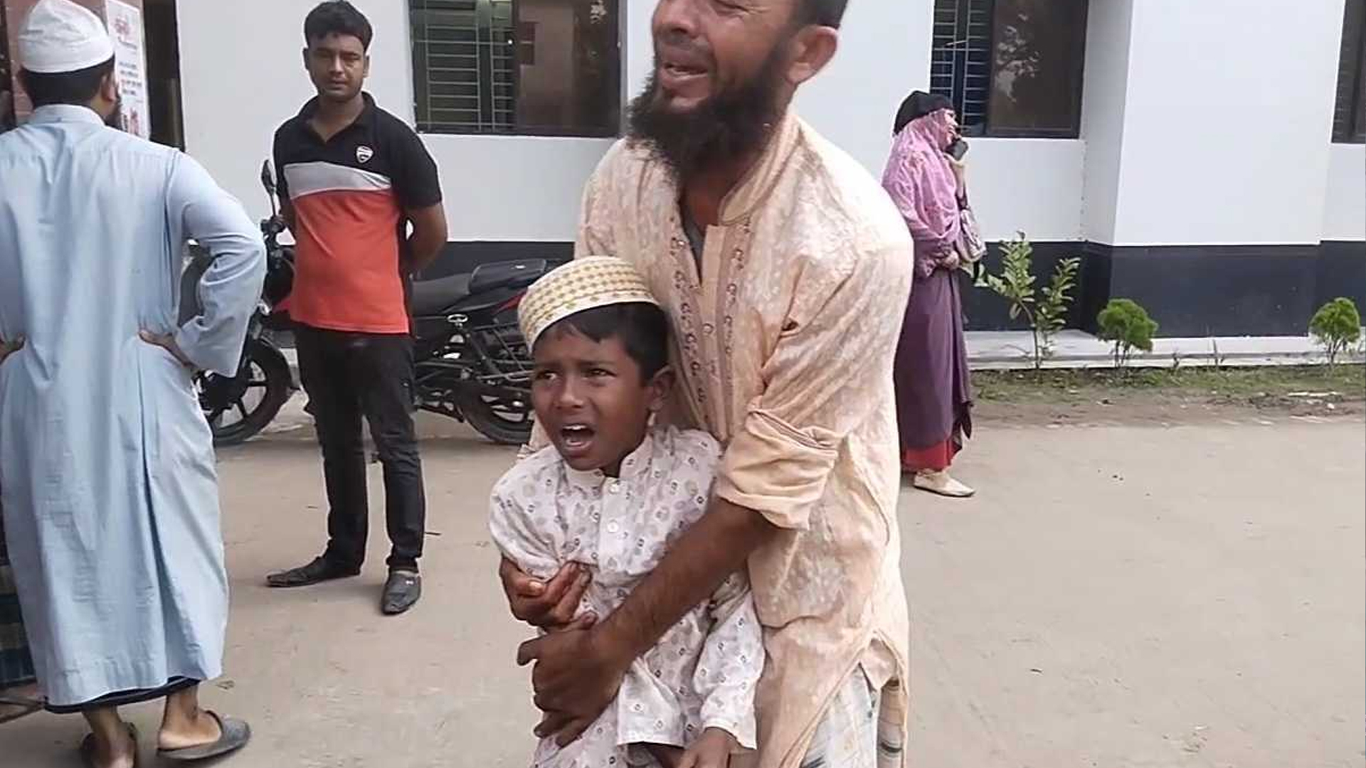 মোটরসাইকেলে করে আর নামাজ পড়াতে যাওয়া হলো না ইমামের