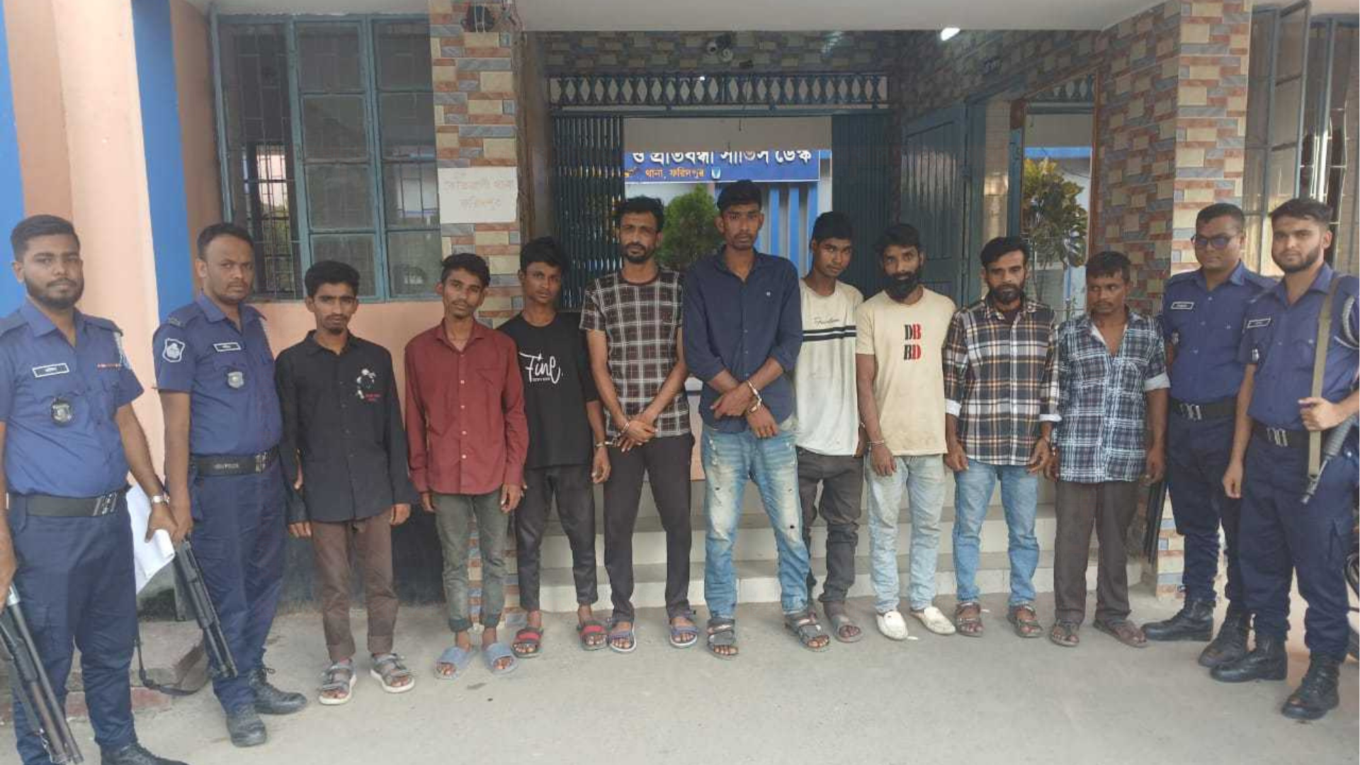 ফরিদপুরে ৮ ছিনতাইকারী গ্রেফতার