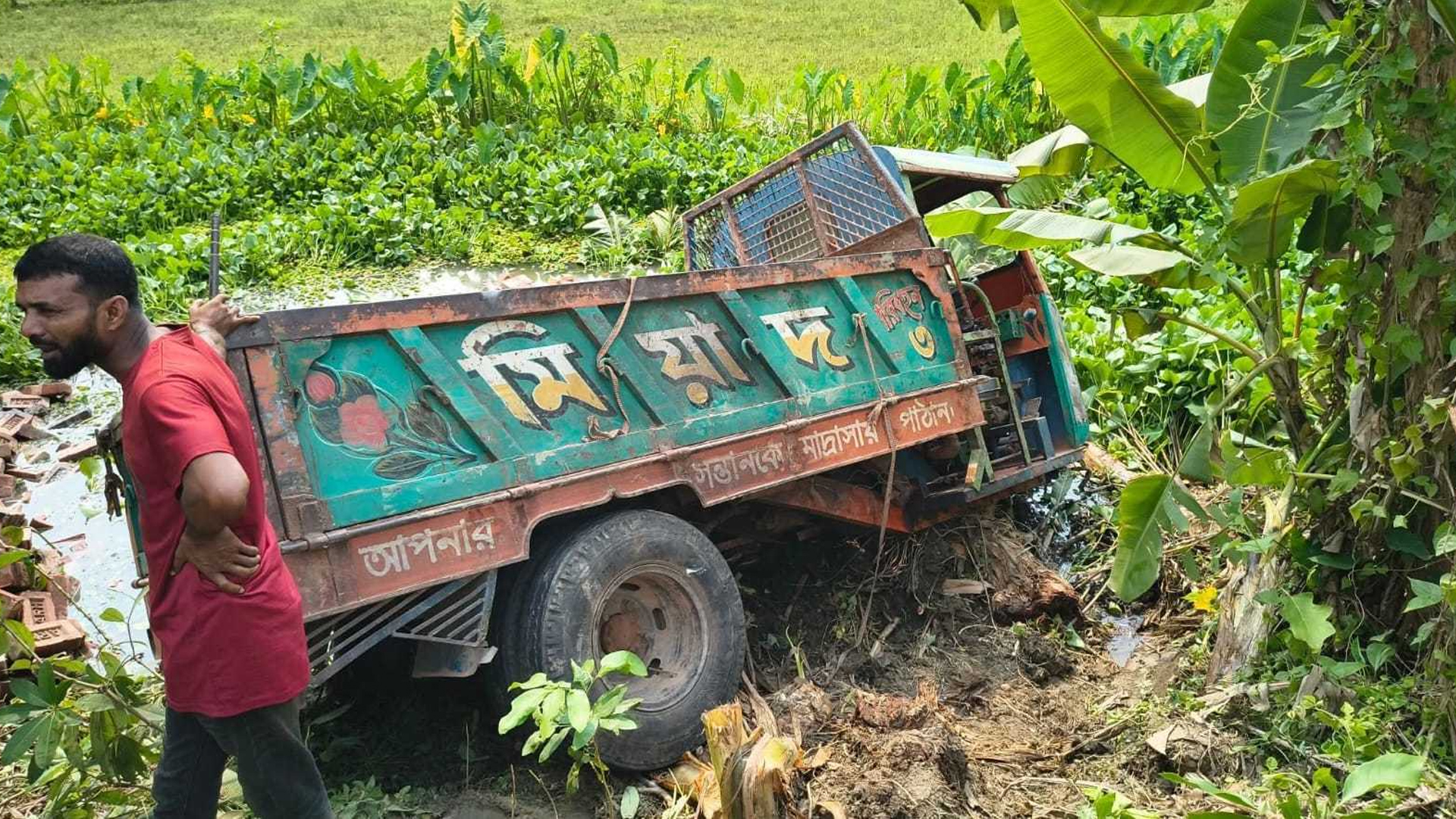 ইটবোঝাই ট্রলির নিচে চাপা পড়ে হেলপারের মৃত্যু